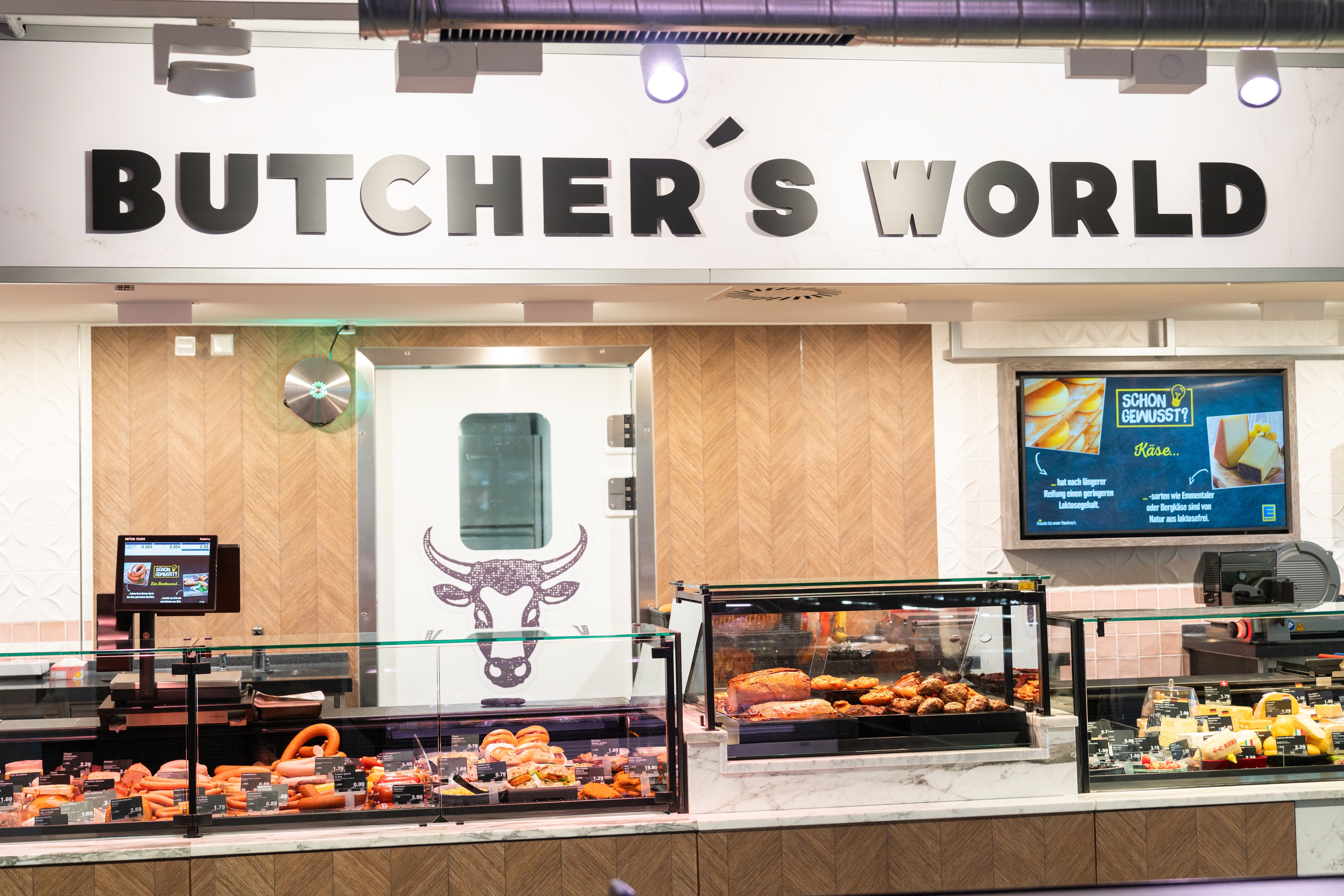 Eine Fleischtheke über der der Schriftzug "Butcher's World" steht.