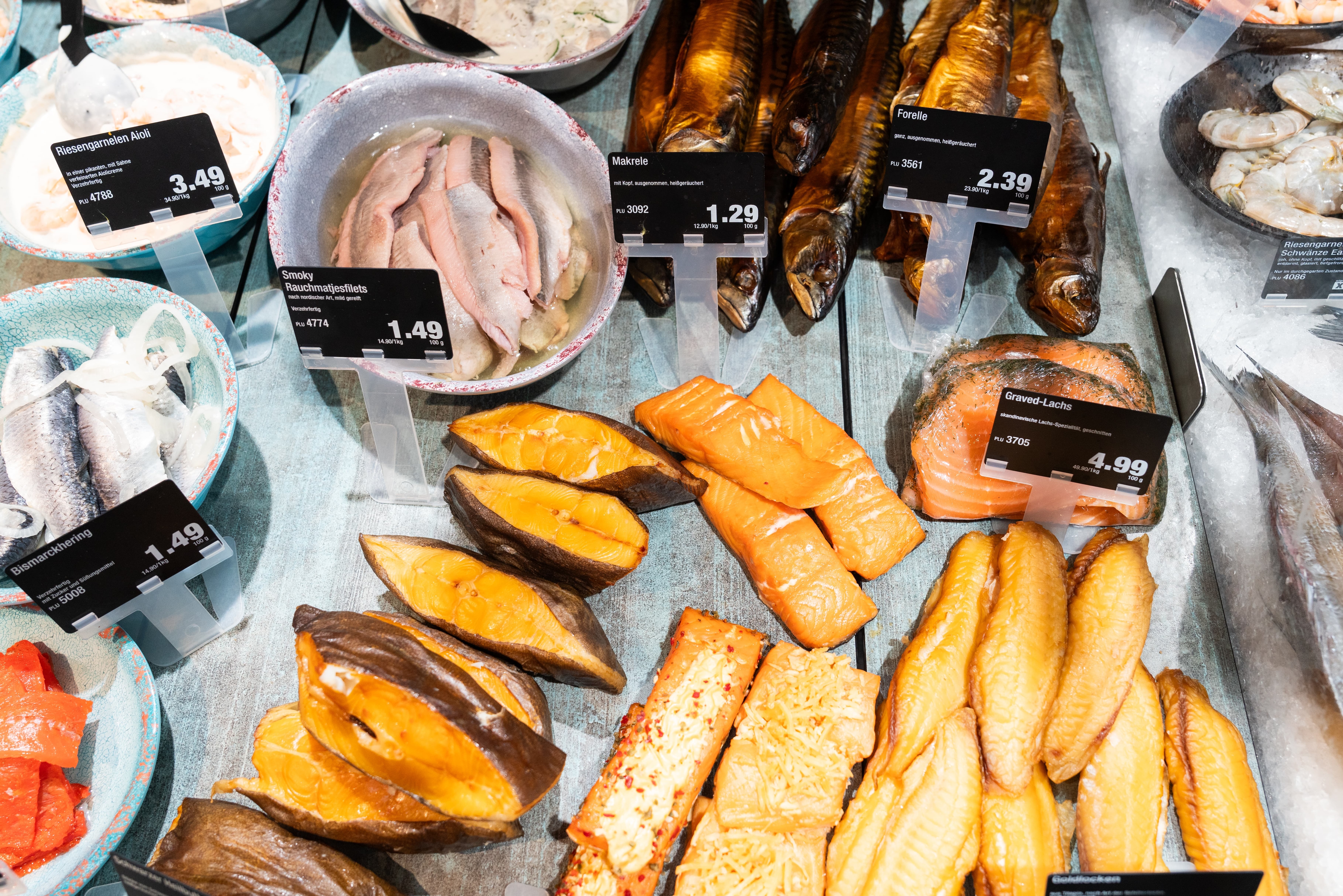 Verschiedene Fischprodukte in einer Auslage.