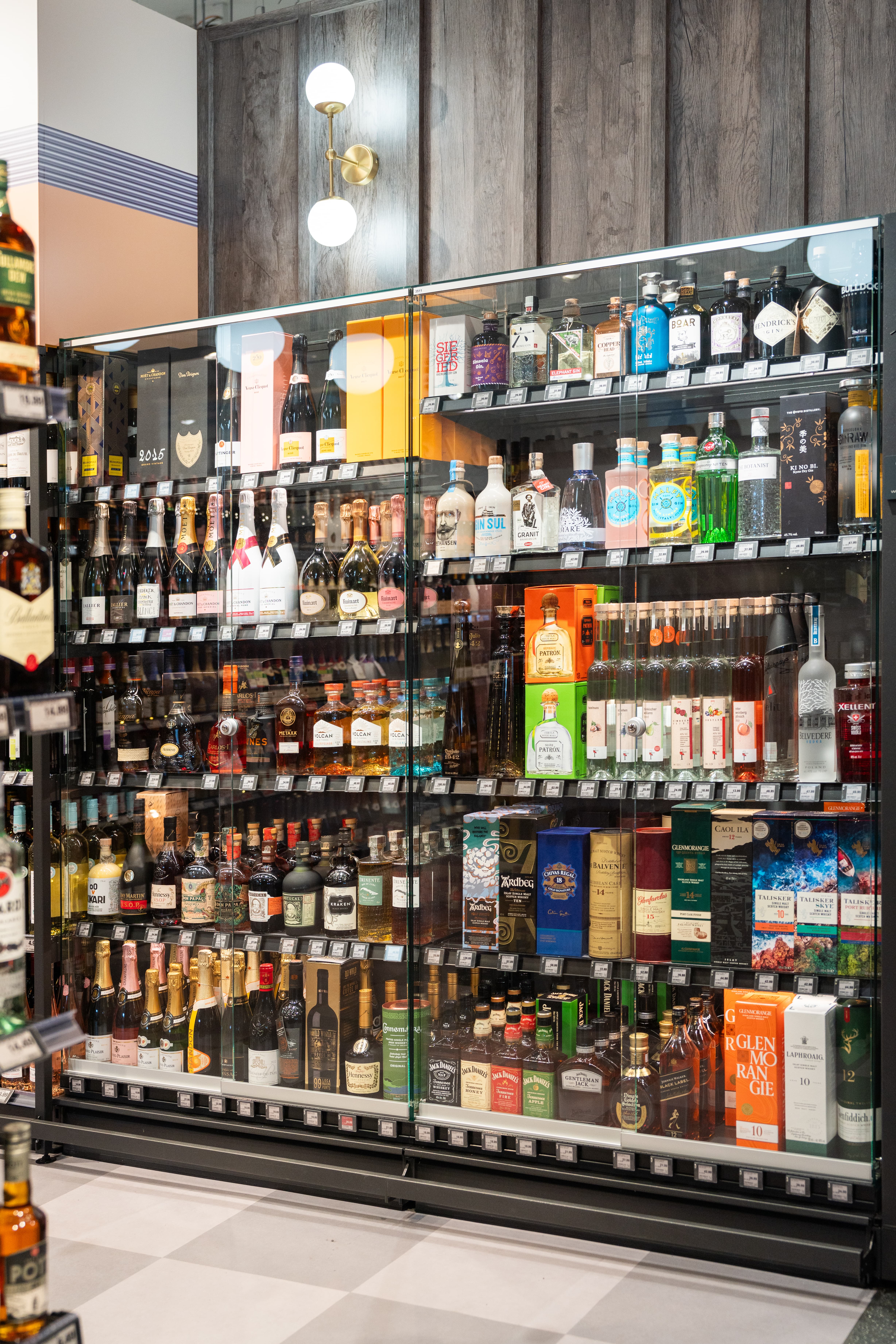 Ein Glasschrank in dem Spirituosen lagern.