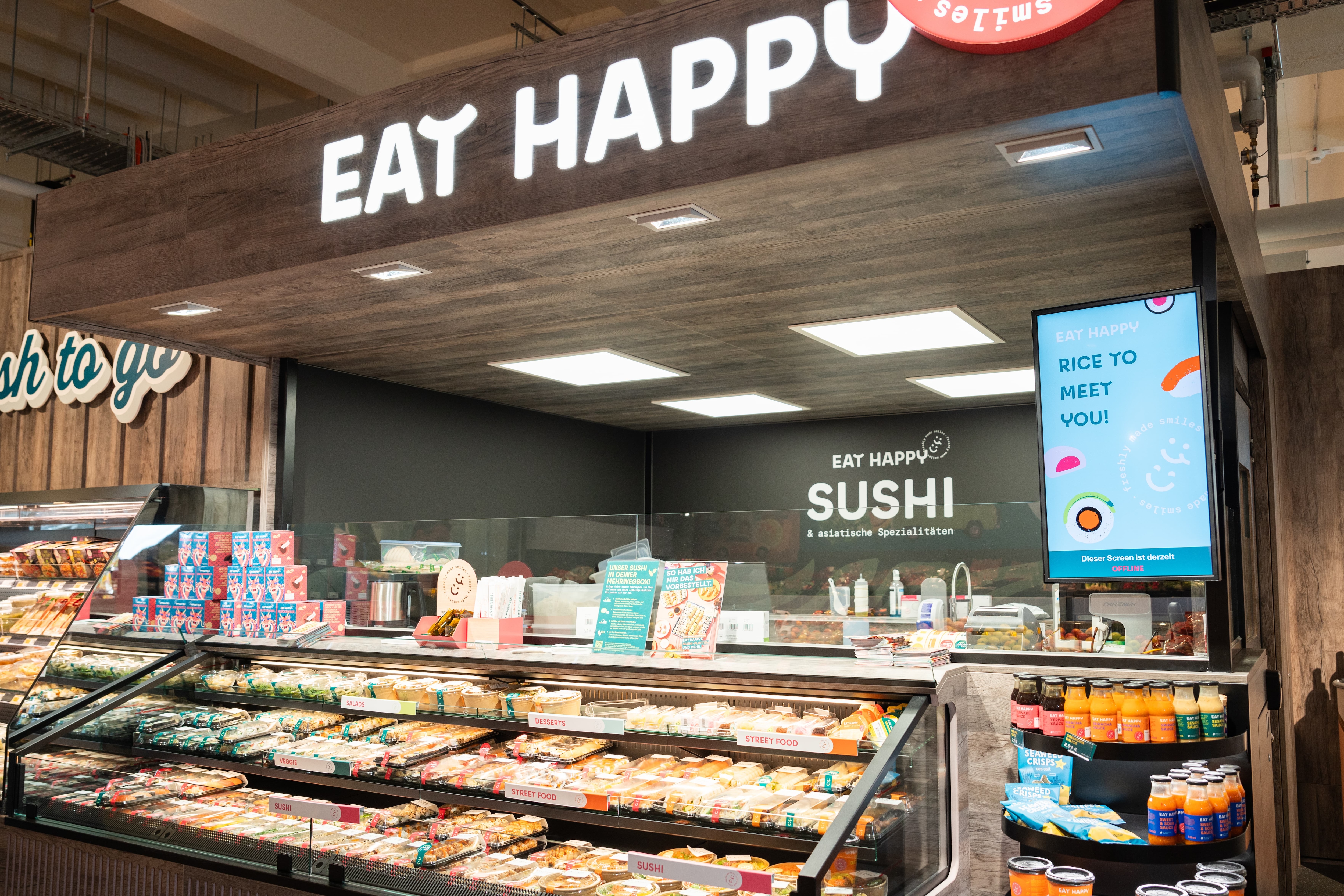 Ein Sushi-Stand in einem Edeka-Markt.