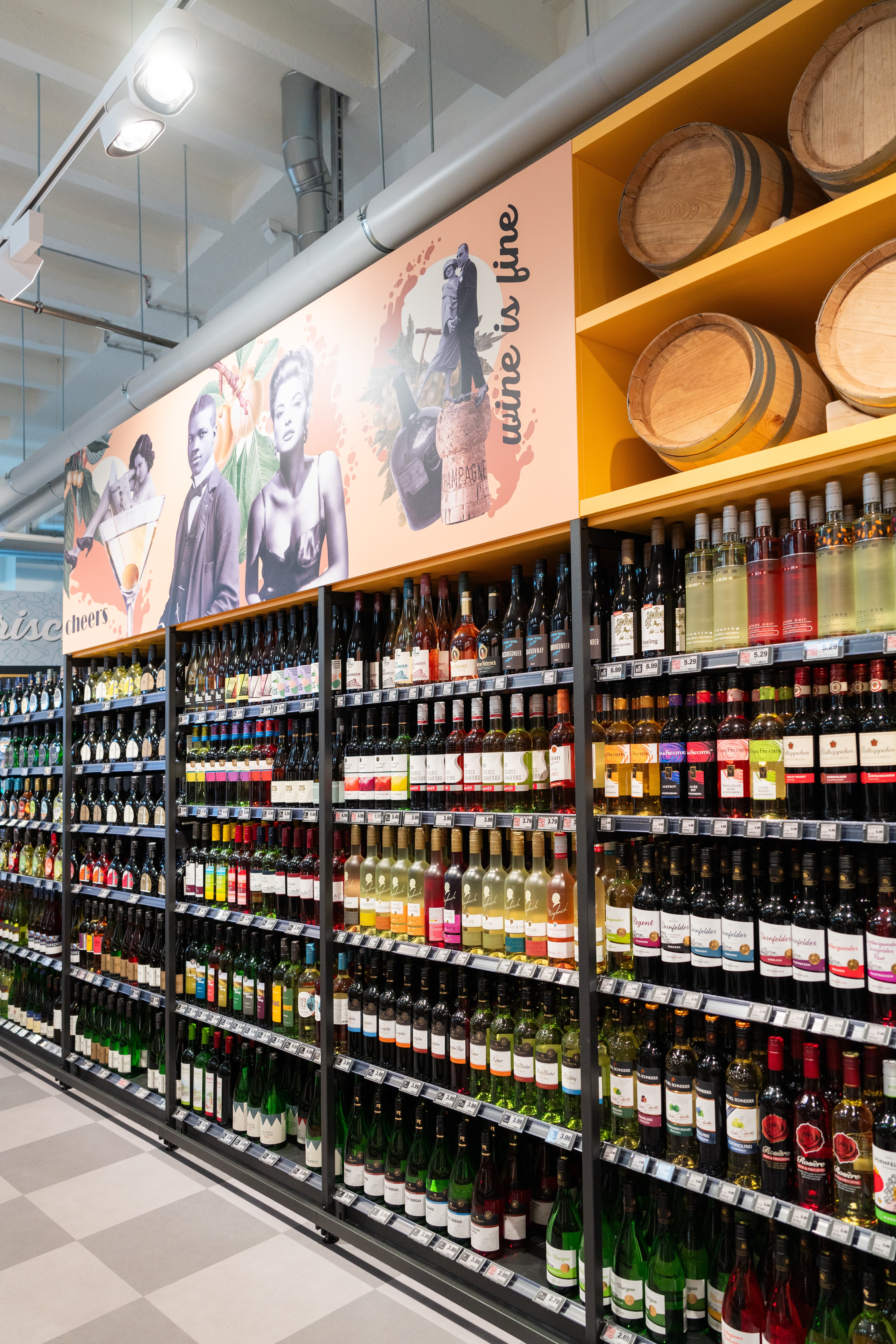 Ein Weinregal in einem Edeka-Markt.