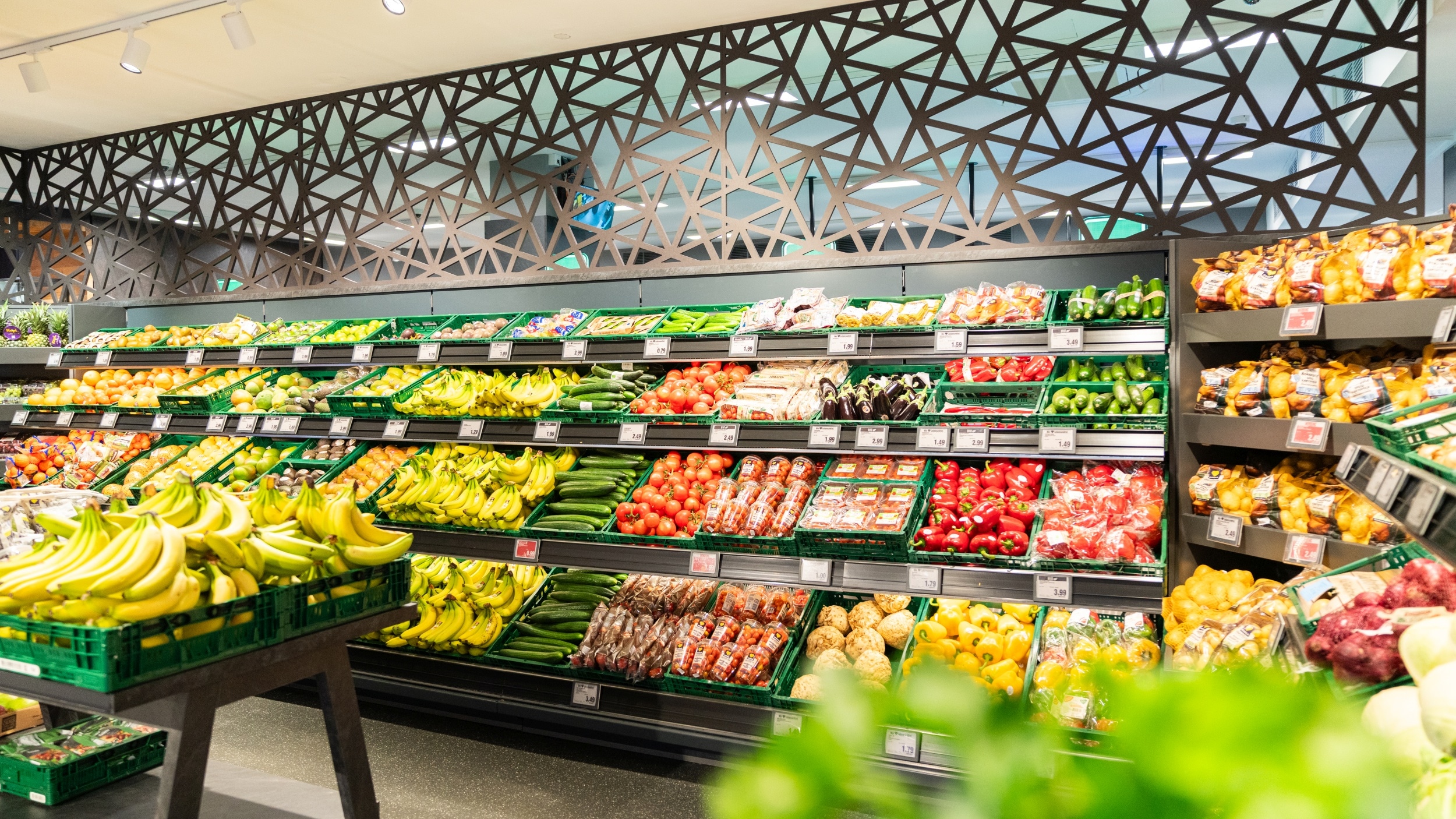 Front-Ansicht der Obst- und Gemüseabteilung mit einer großen Auswahl an verschiedenen Obst- und Gemüsesorten