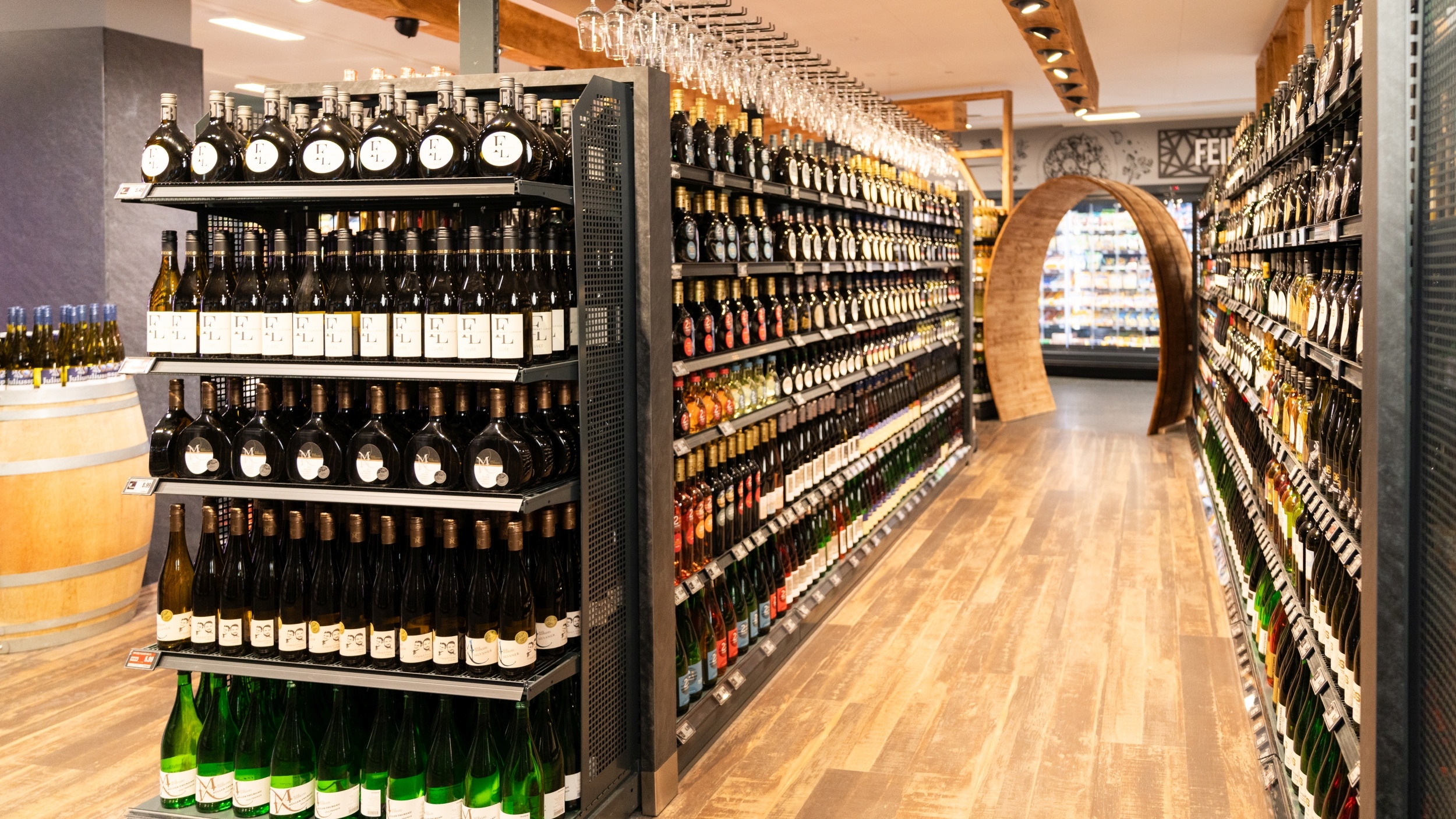 Gang durch die Weinabteilung mit fränkischen Weinen links und rechts vom Gang.