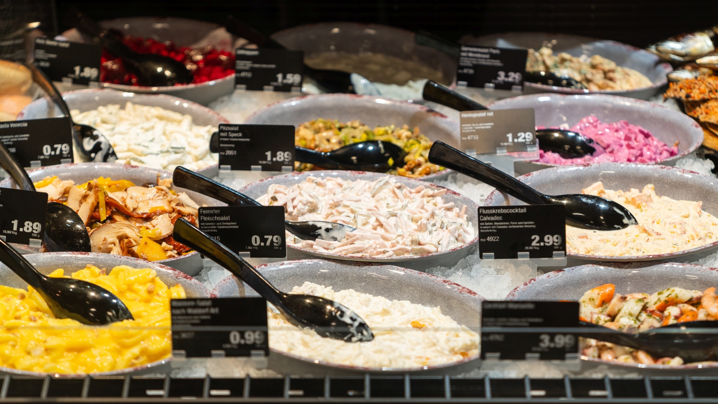 uslage der Frischetheke mit verschieden Frische-Salaten wie Fleisch-, Pilz-, Herrings- und Flusskrebssalat