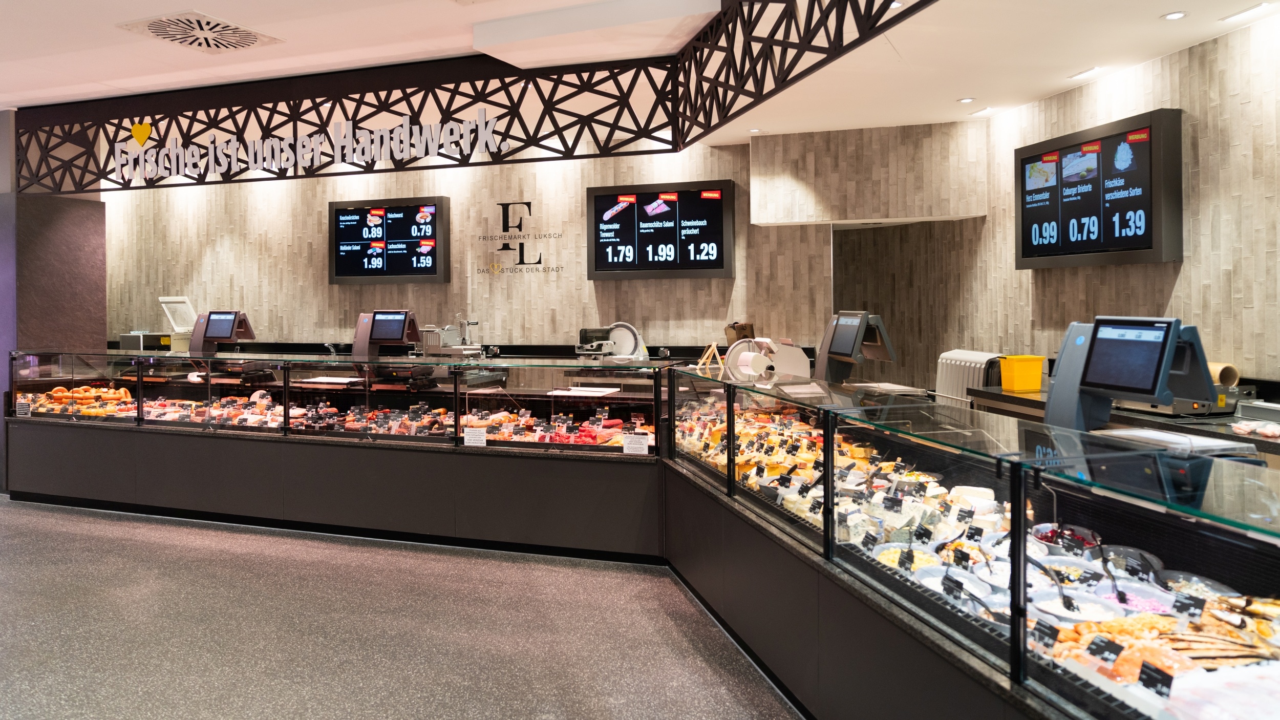 Gesamtansicht Der Frische-Bedientheke mit verschiedenen Sorten Wurst, Aufschnitt, Fleisch, Käse und Salaten