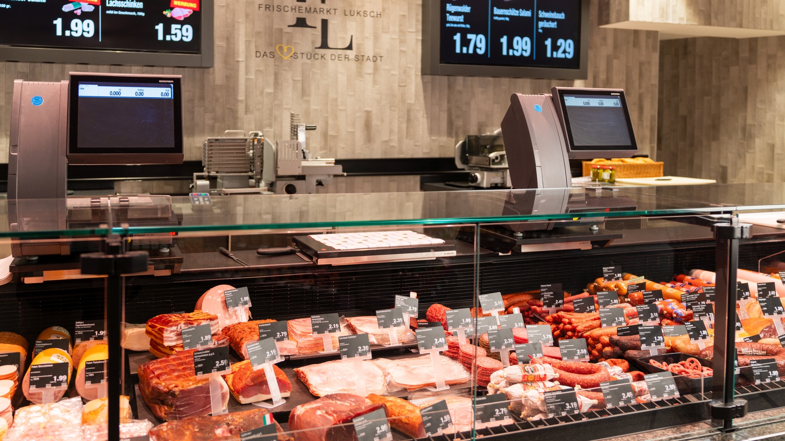Verschieden Wurst-, Aufschnitt- und Fleischsorten in der Auslage der Frische-Bedientheke