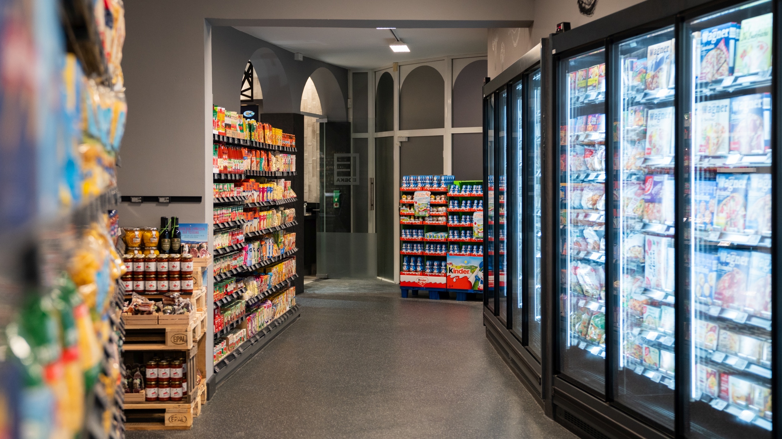 Gang mit SB-Tiefkühl-Schränken mit Pizza und weiteren Tiefkühlgerichten