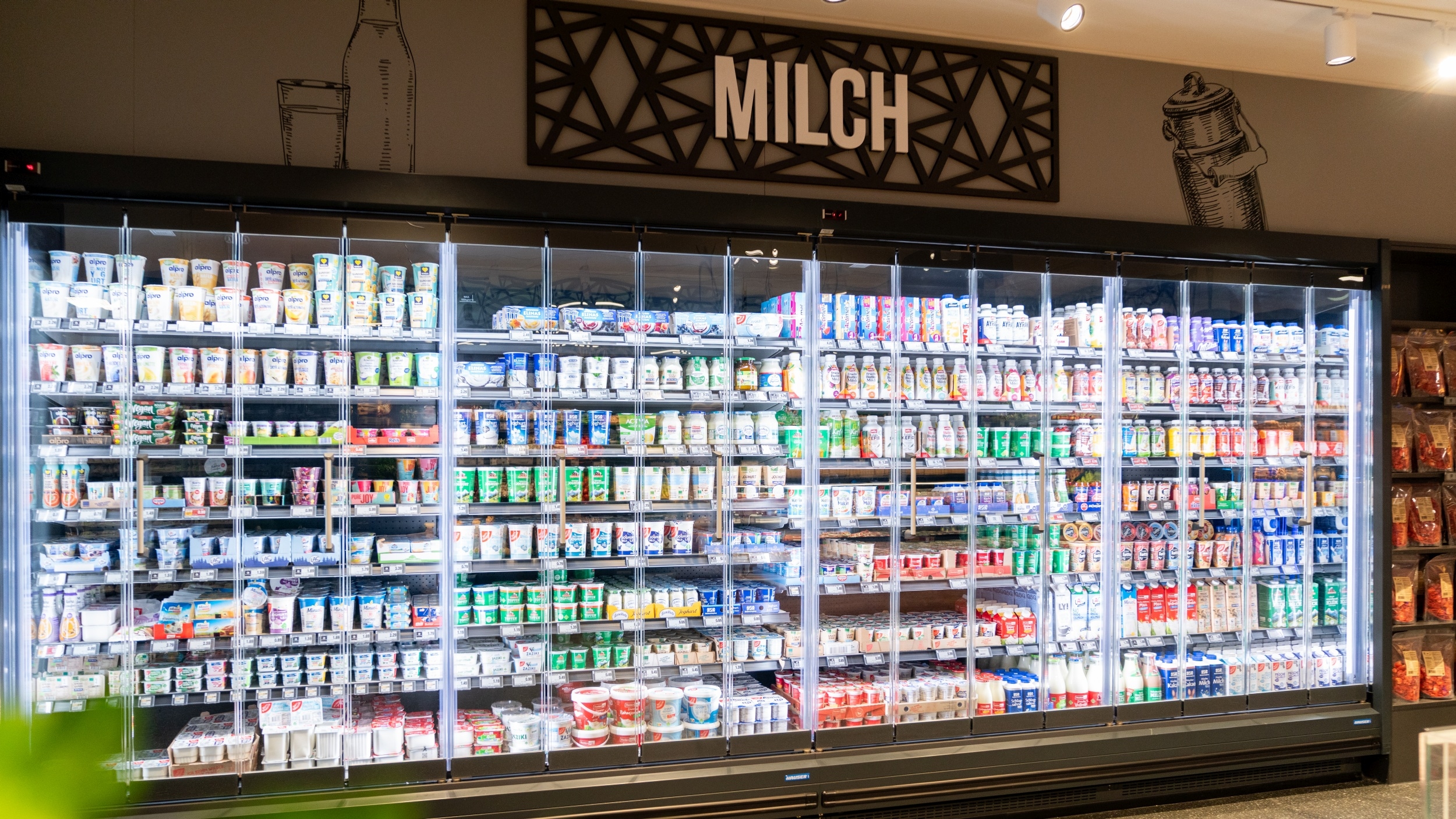 Ansicht Kühlbereich "Milch" mit unterschiedlichen Molkereiprodukten wie Joghurt, Sahne, Milch, Buttermilch usw.