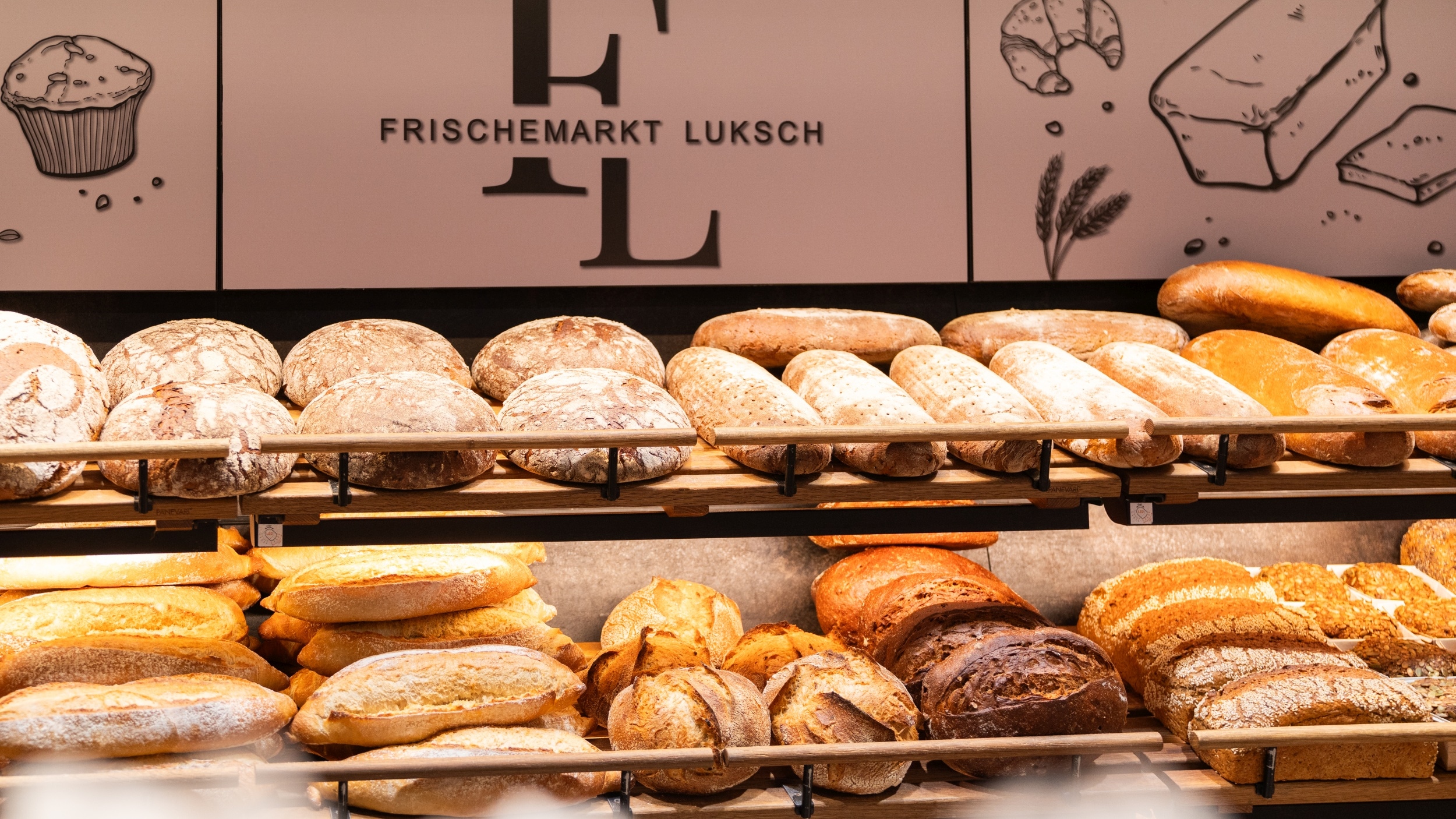 Brotregal aus dem Bedienbereich Bäckerei mit verschiedenen Brotsorten, Brotlaiben
