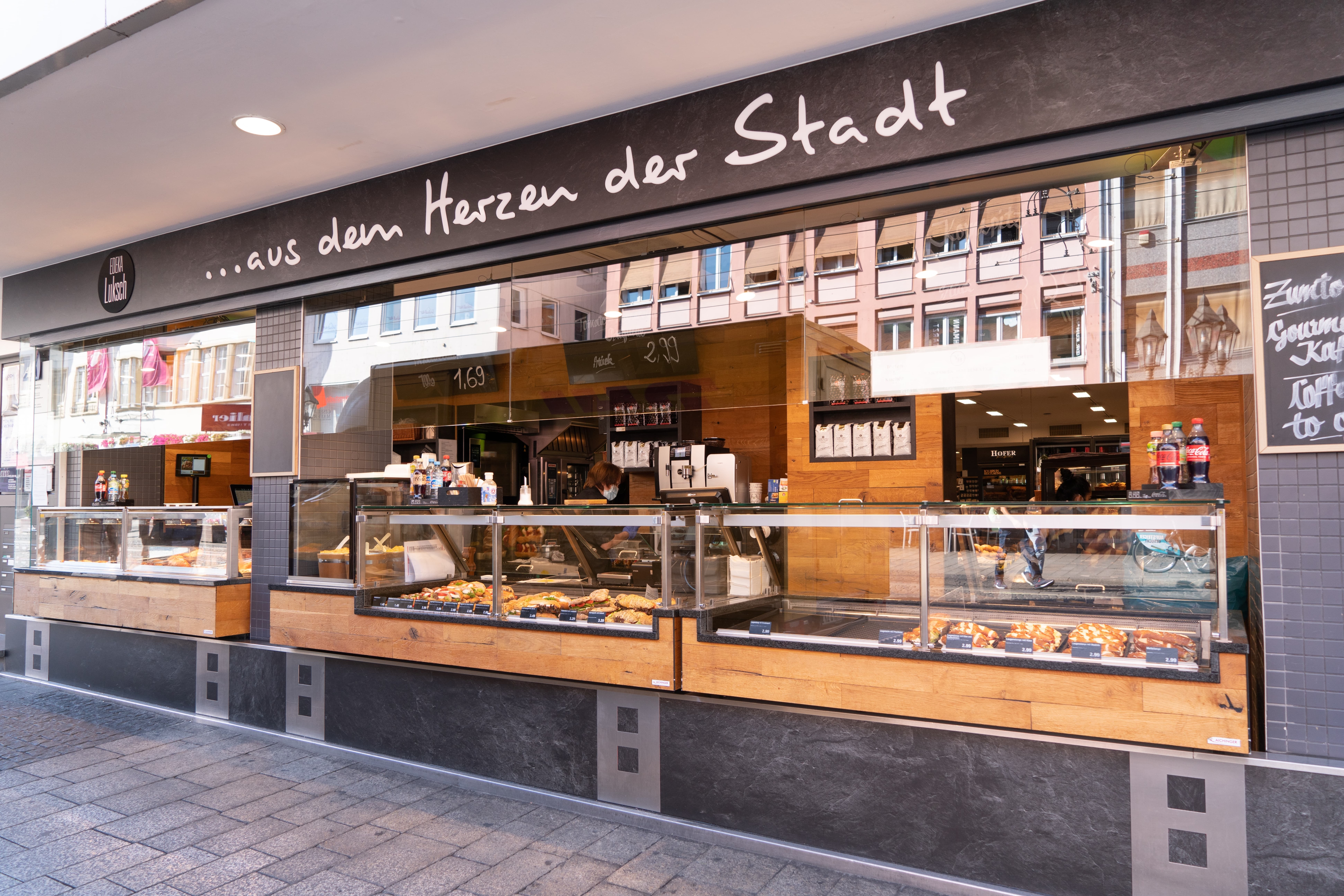 Die Außentheke eines Edeka-Marktes.