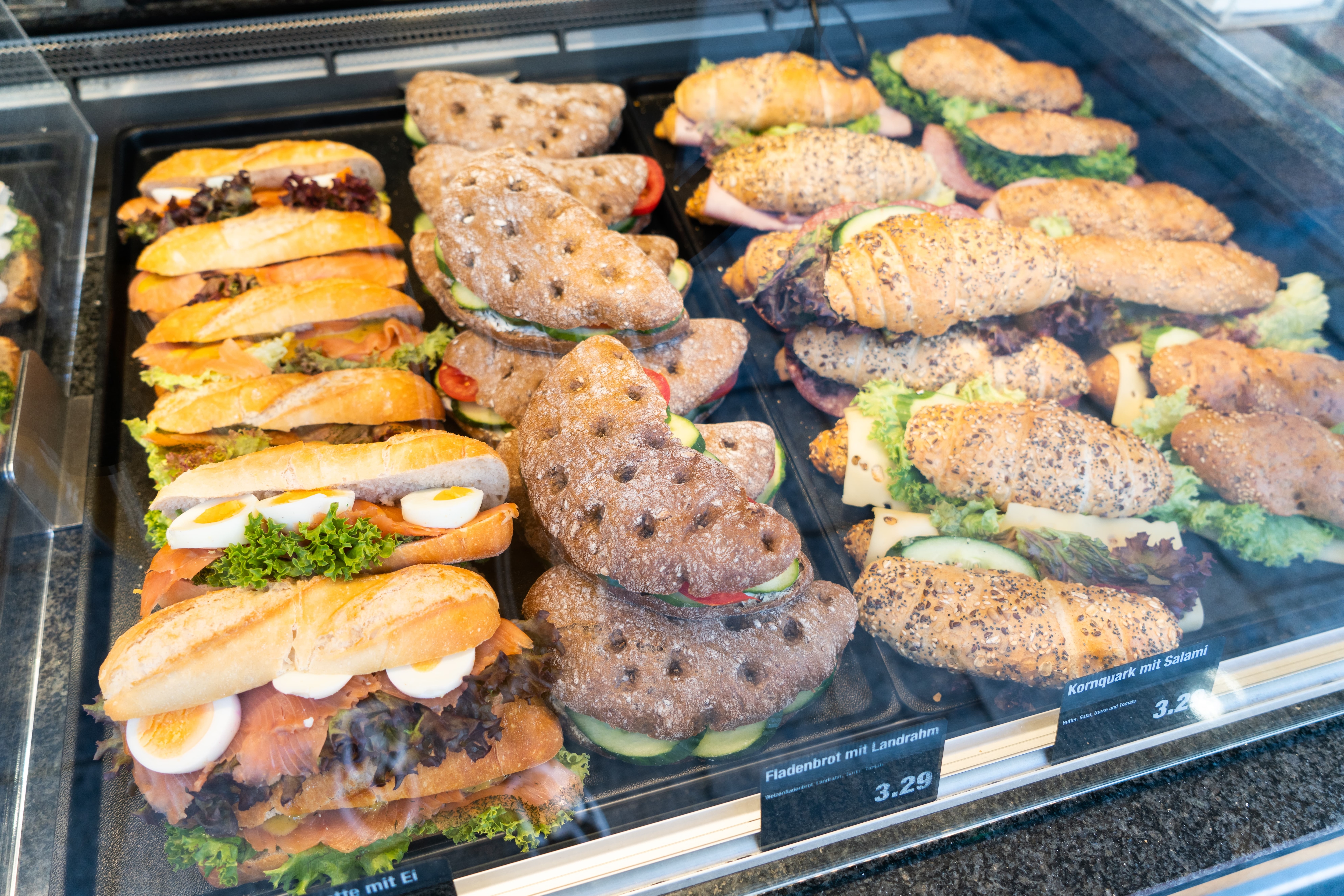Verschieden belegte Brötchen in einer Auslage.