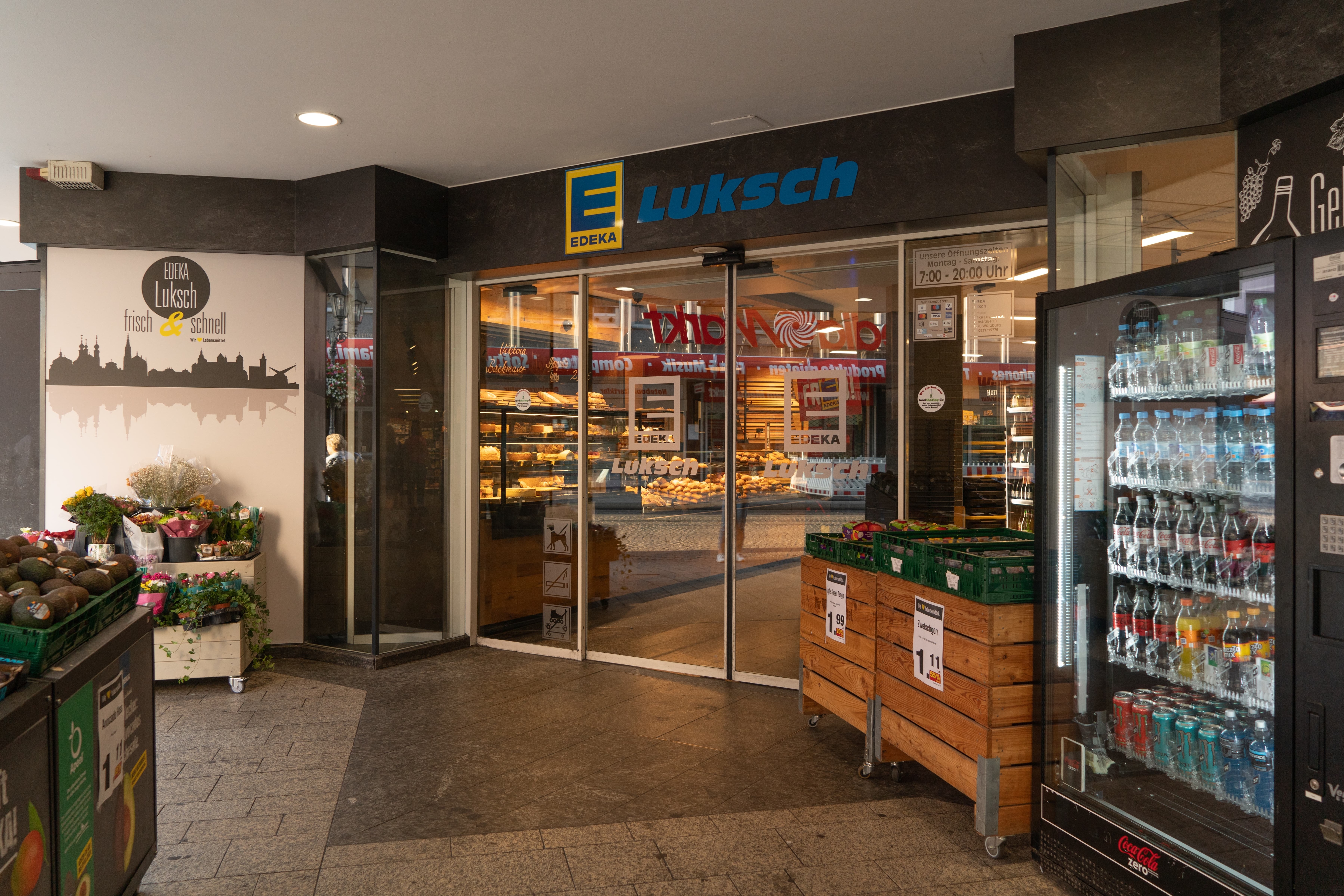 Der Eingangsbereich eines Edeka-Marktes.