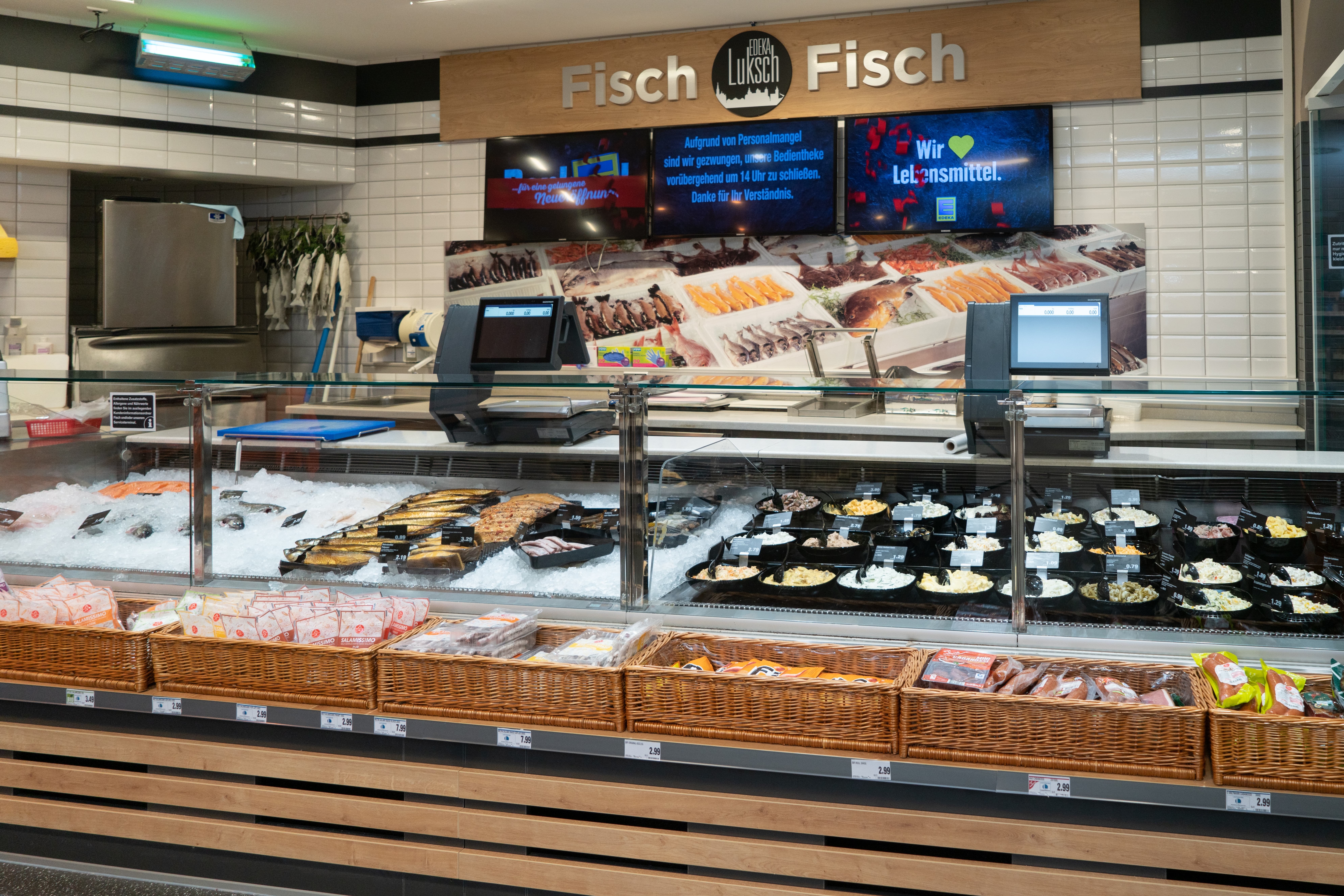 Eine Fischtheke in einem Edeka.