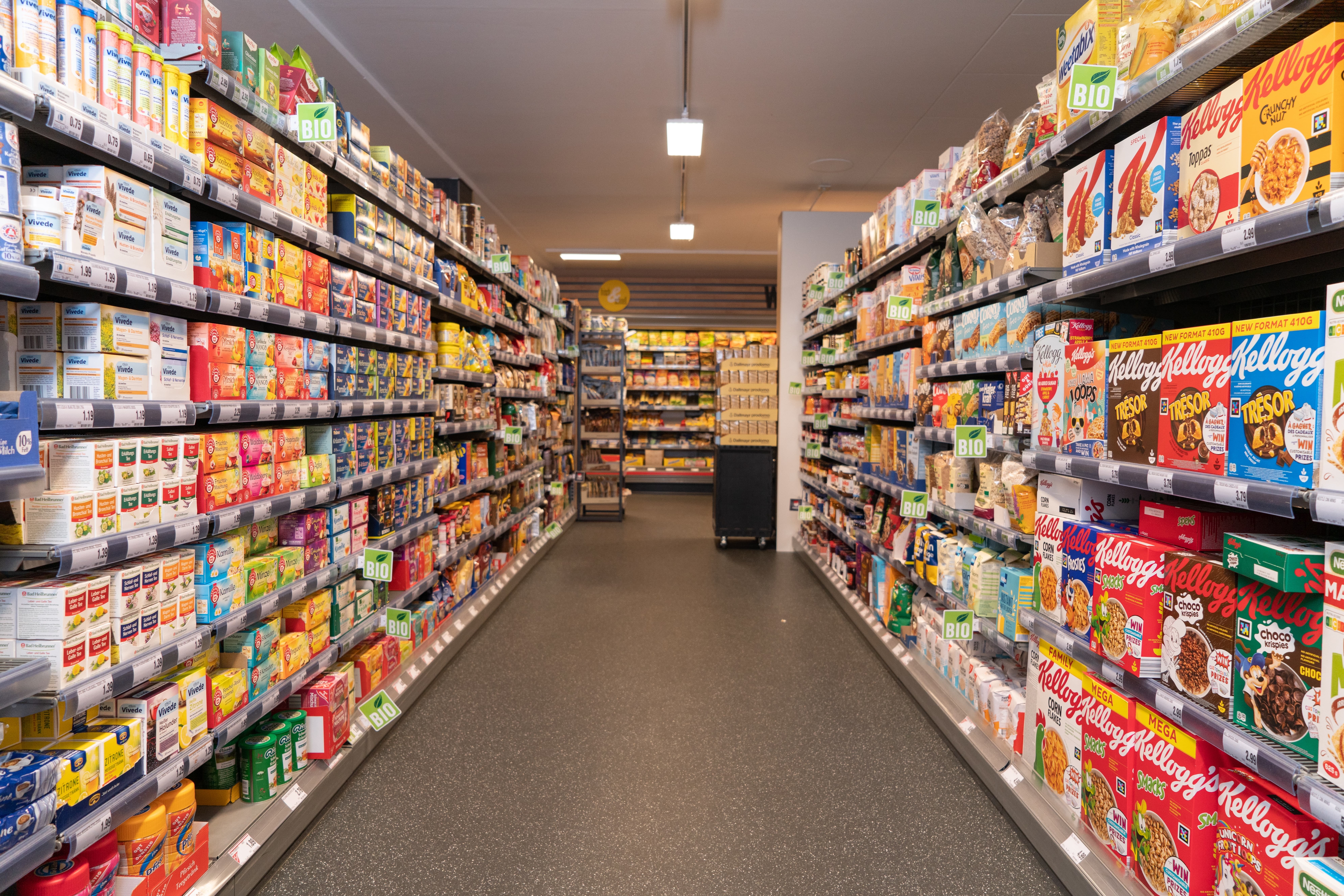 Ein Gang in einem Edeka-Markt.