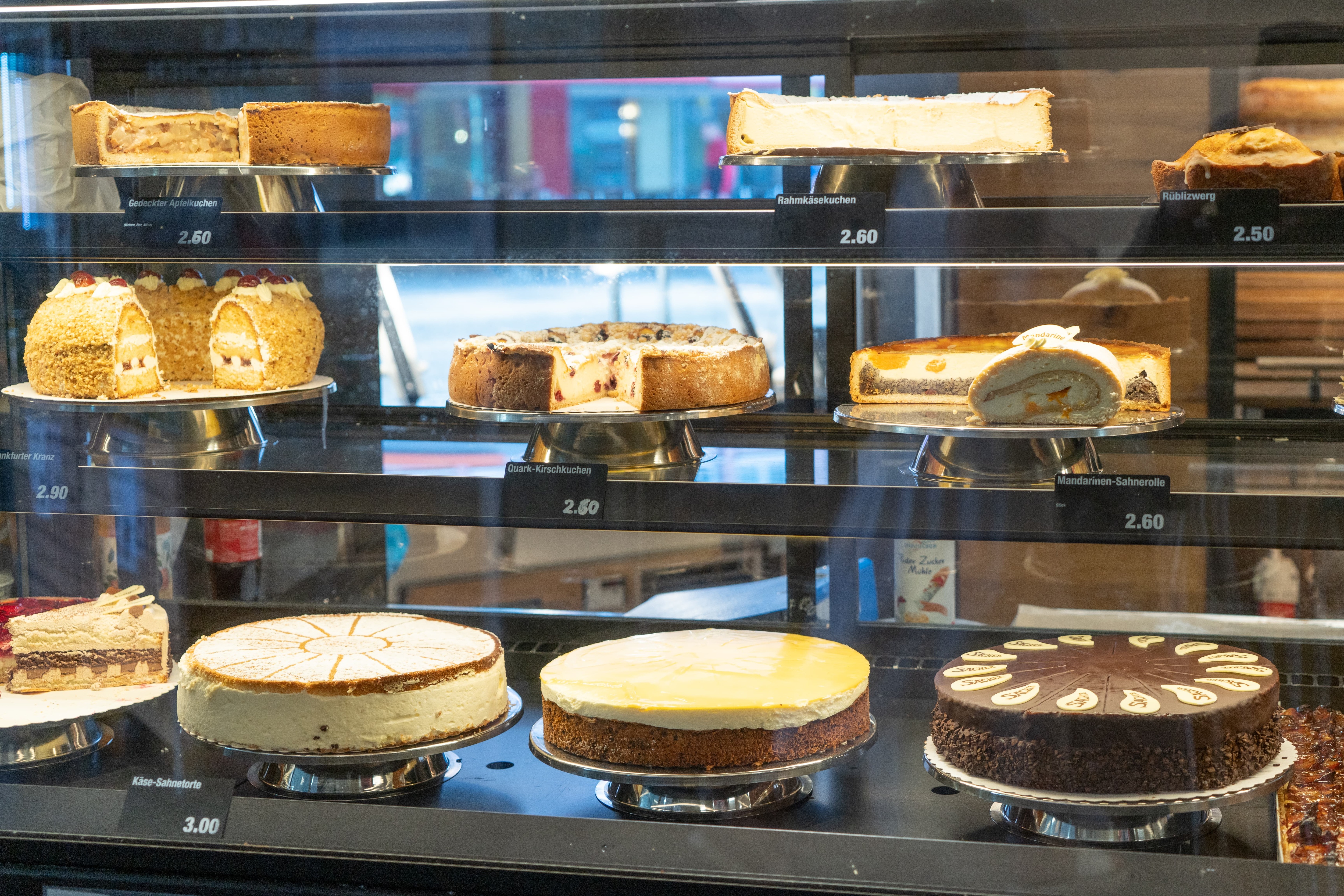 Eine Kuchenvitrine mit verschiedenen Kuchen und Torten.