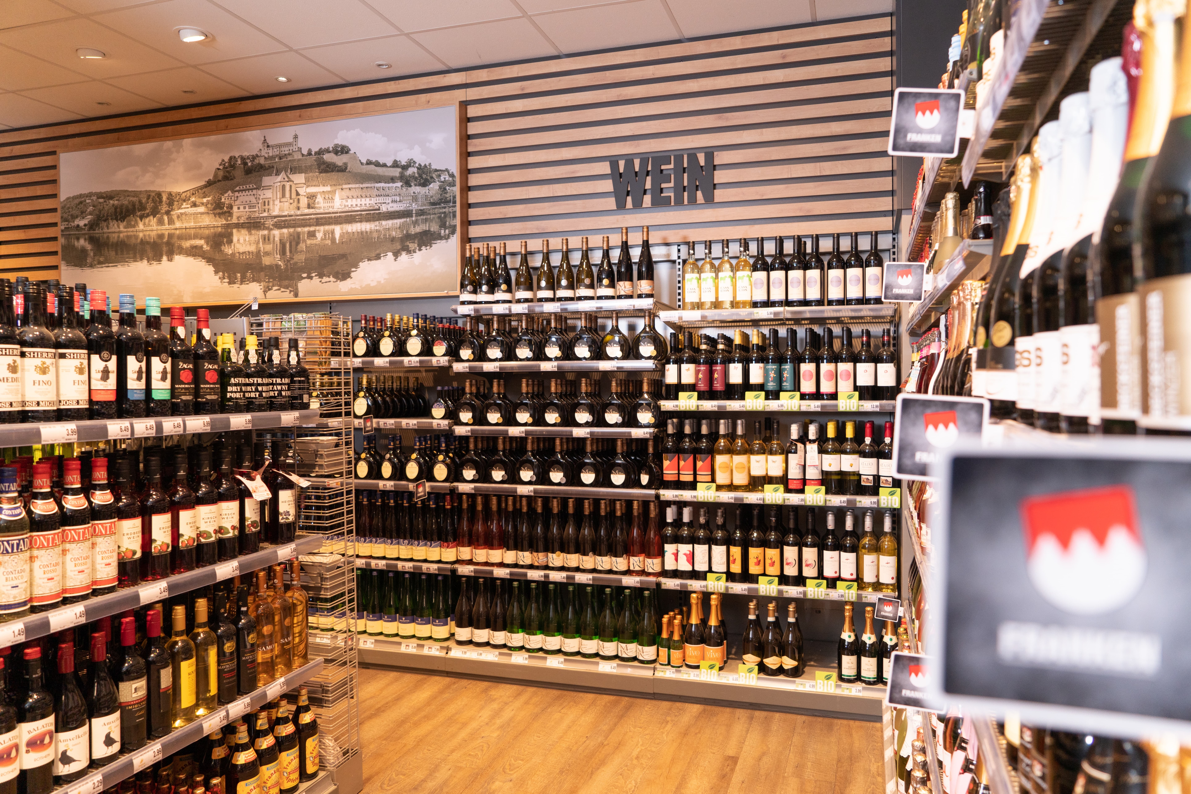 Die Weinabteilung eines Edeka-Marktes.