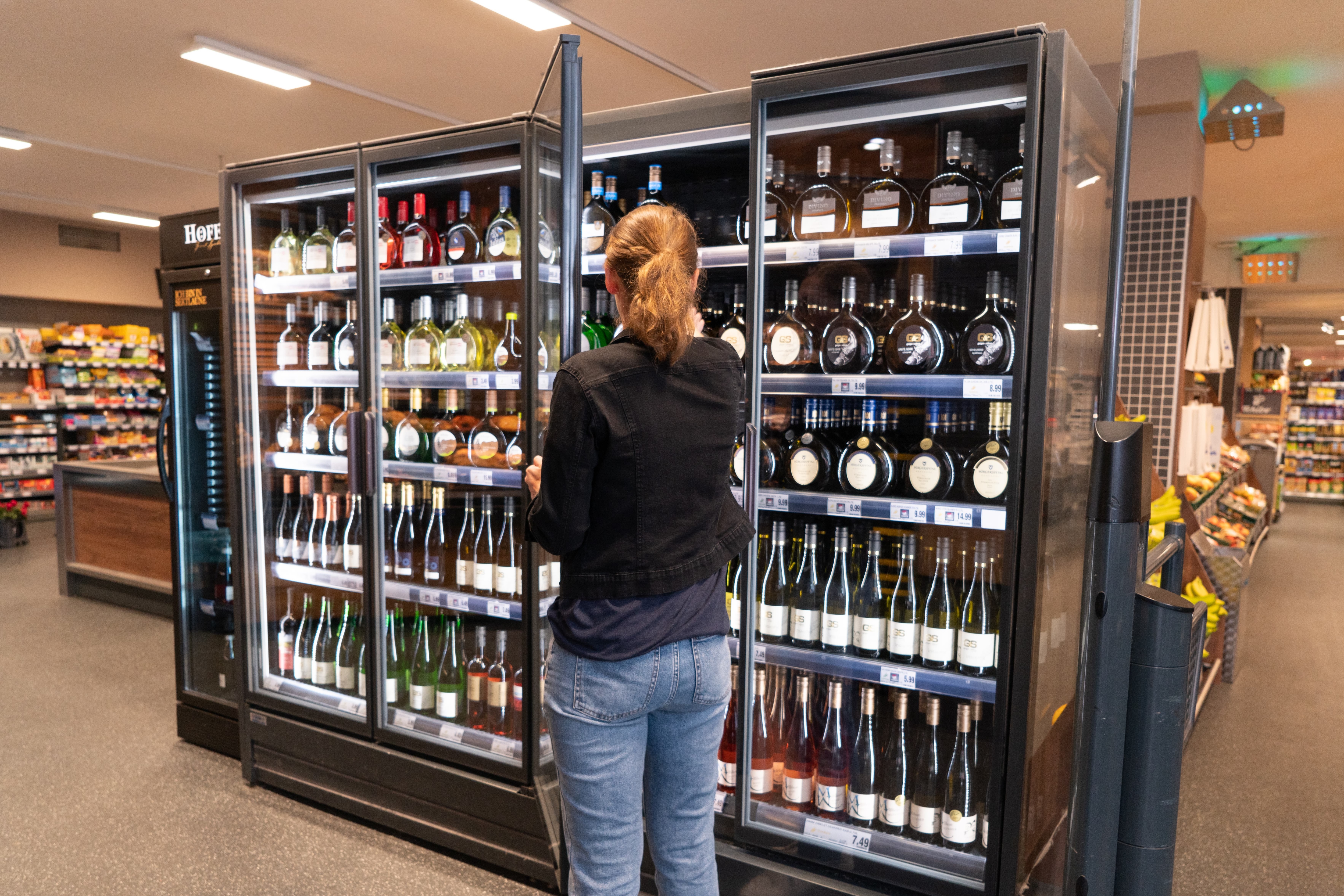 Ein Kühlregal mit Glastüren in dem Wein steht.