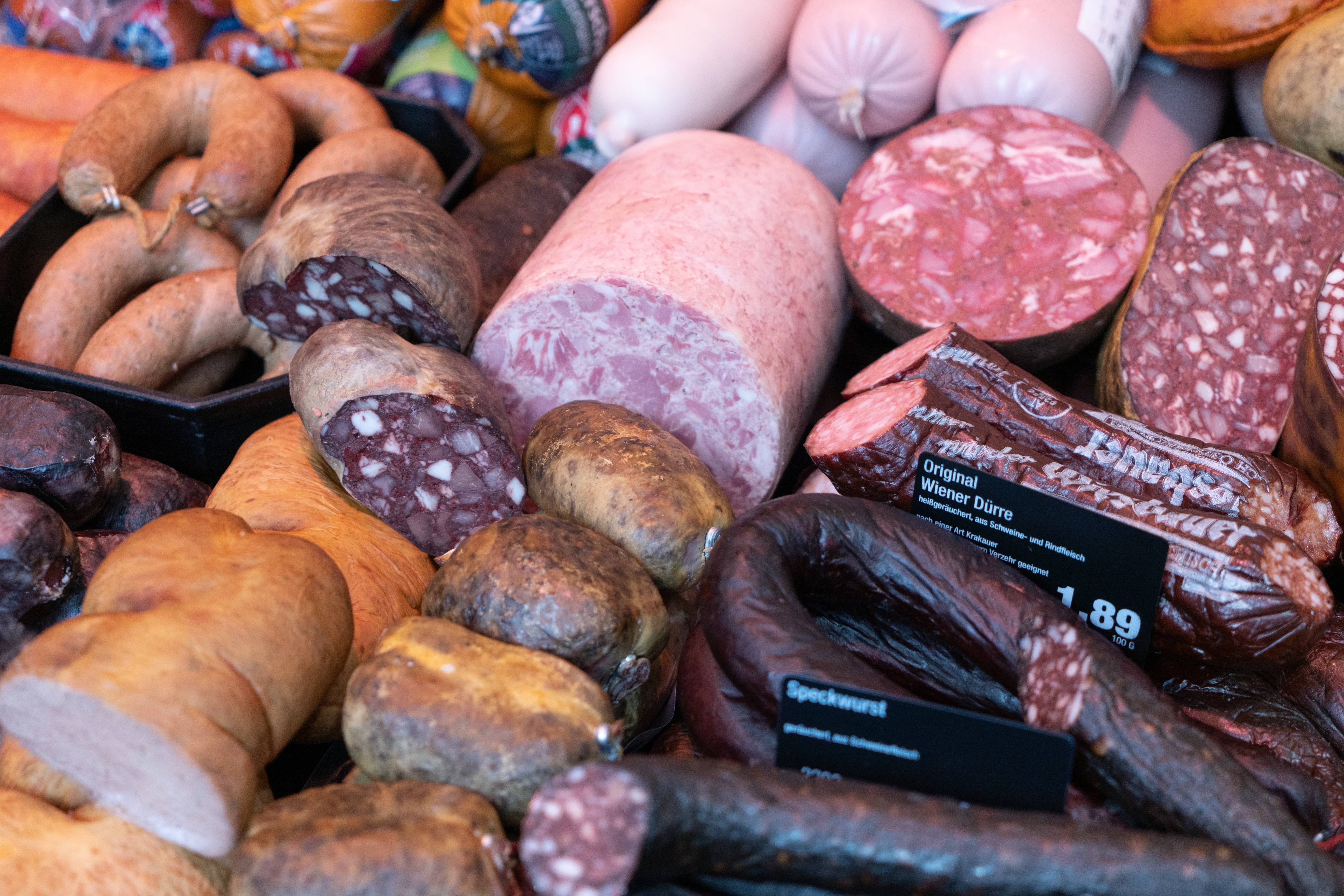Verschiedene Würste in einer Auslage.
