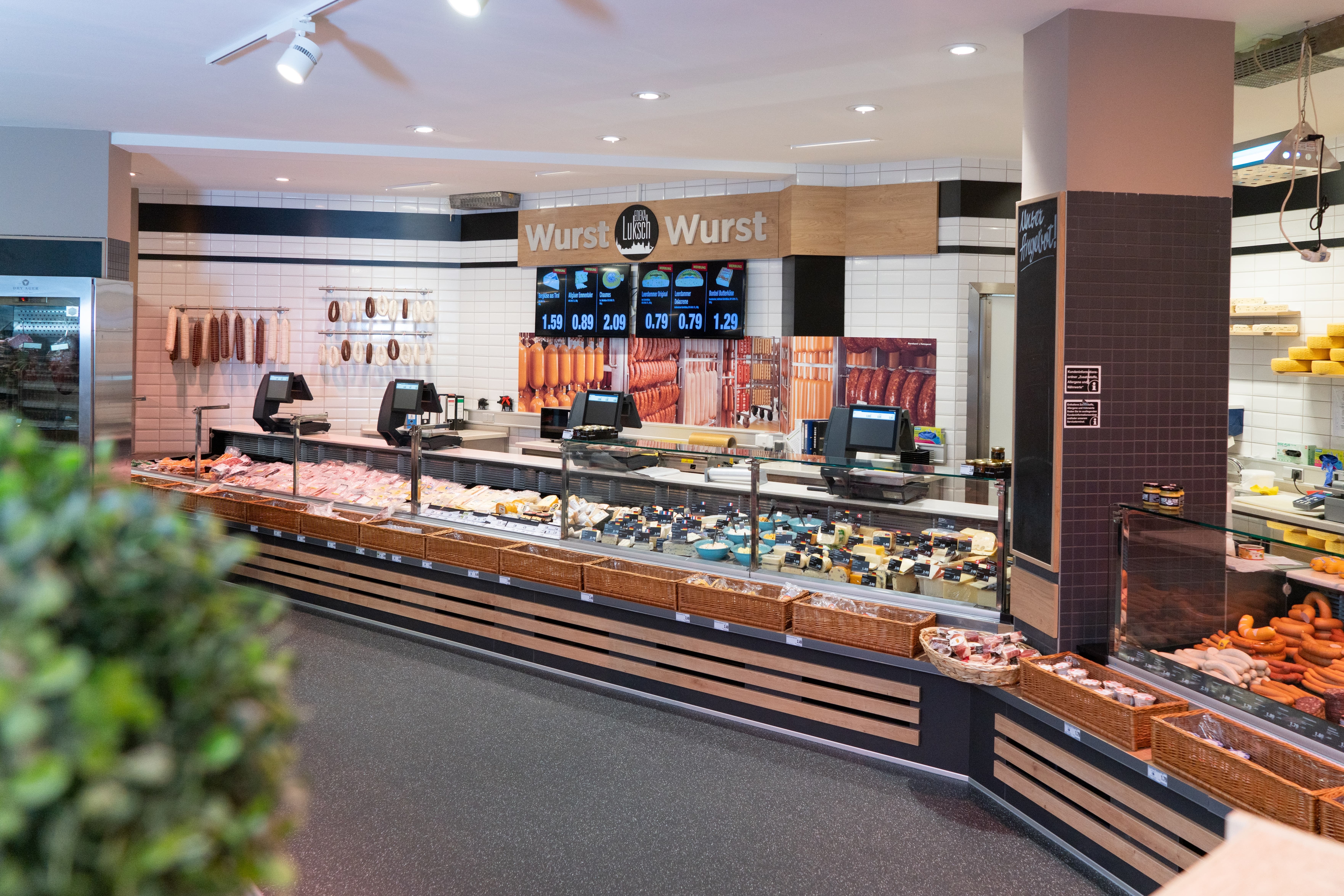 Eine Bedientheke in einem Edeka-Markt.