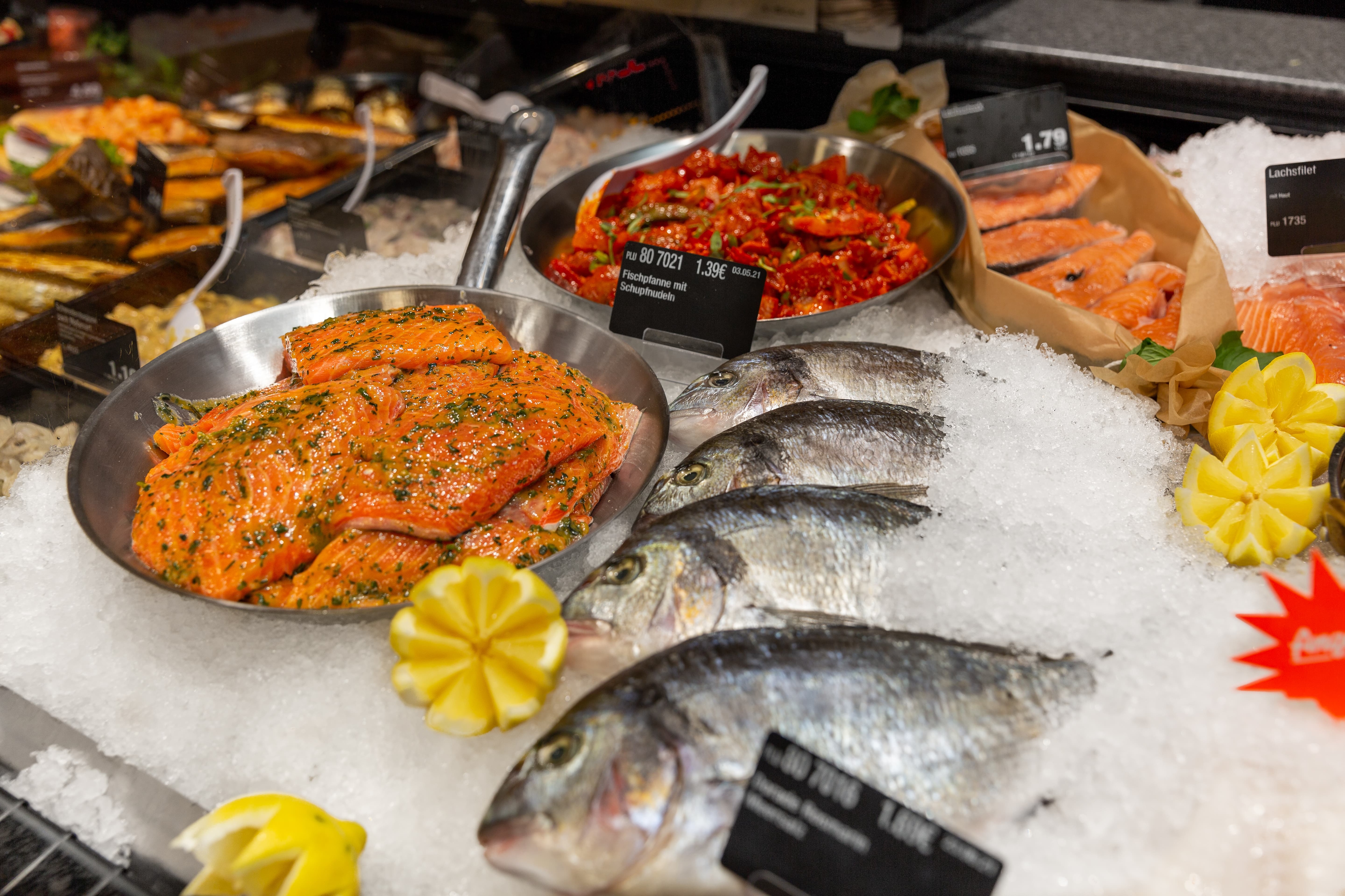 Die Fischtheke eines Edeka-Marktes.