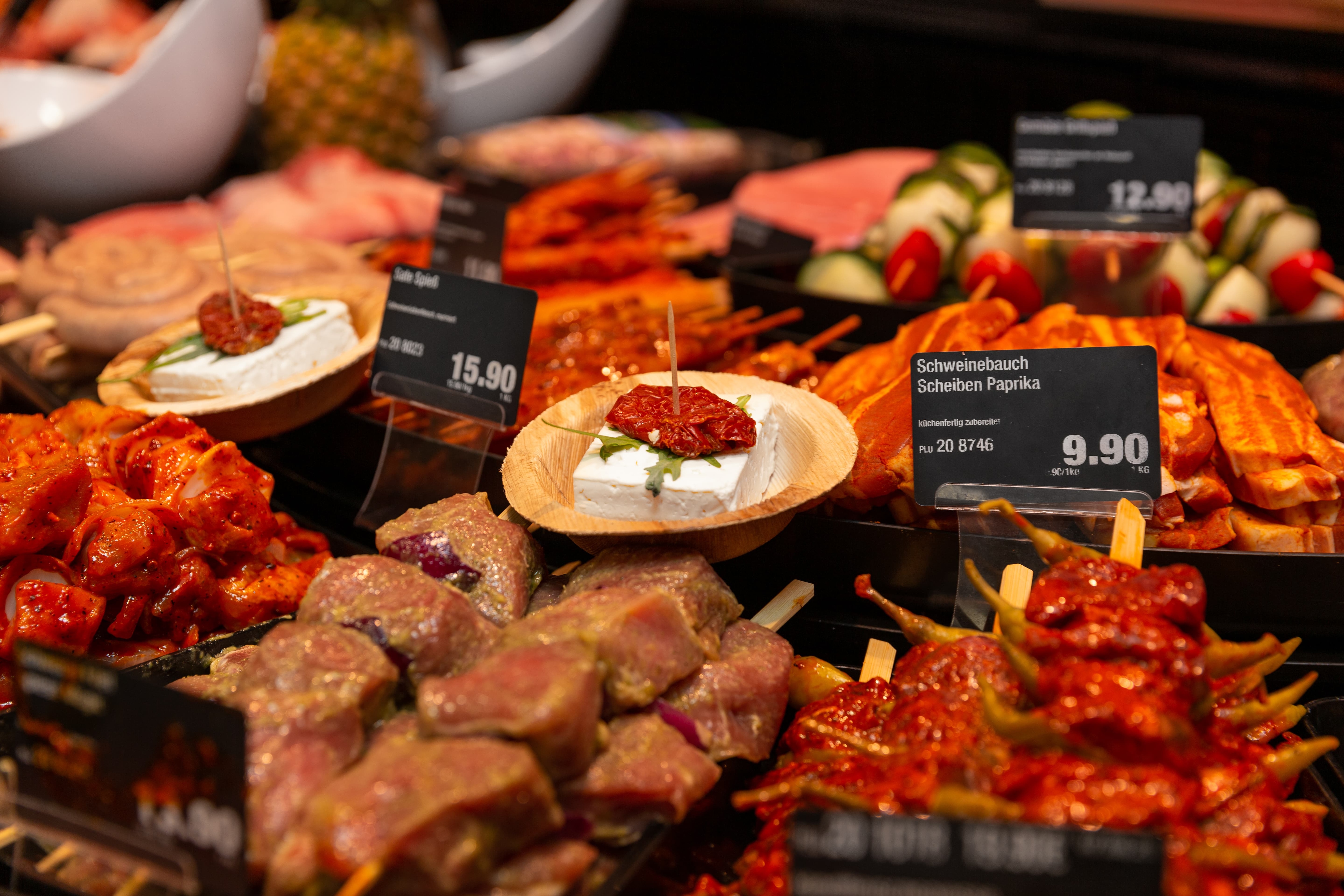 Nahaufnahme verschiedener Fleischprodukte in der Frischetheke eines Edeka-Marktes.