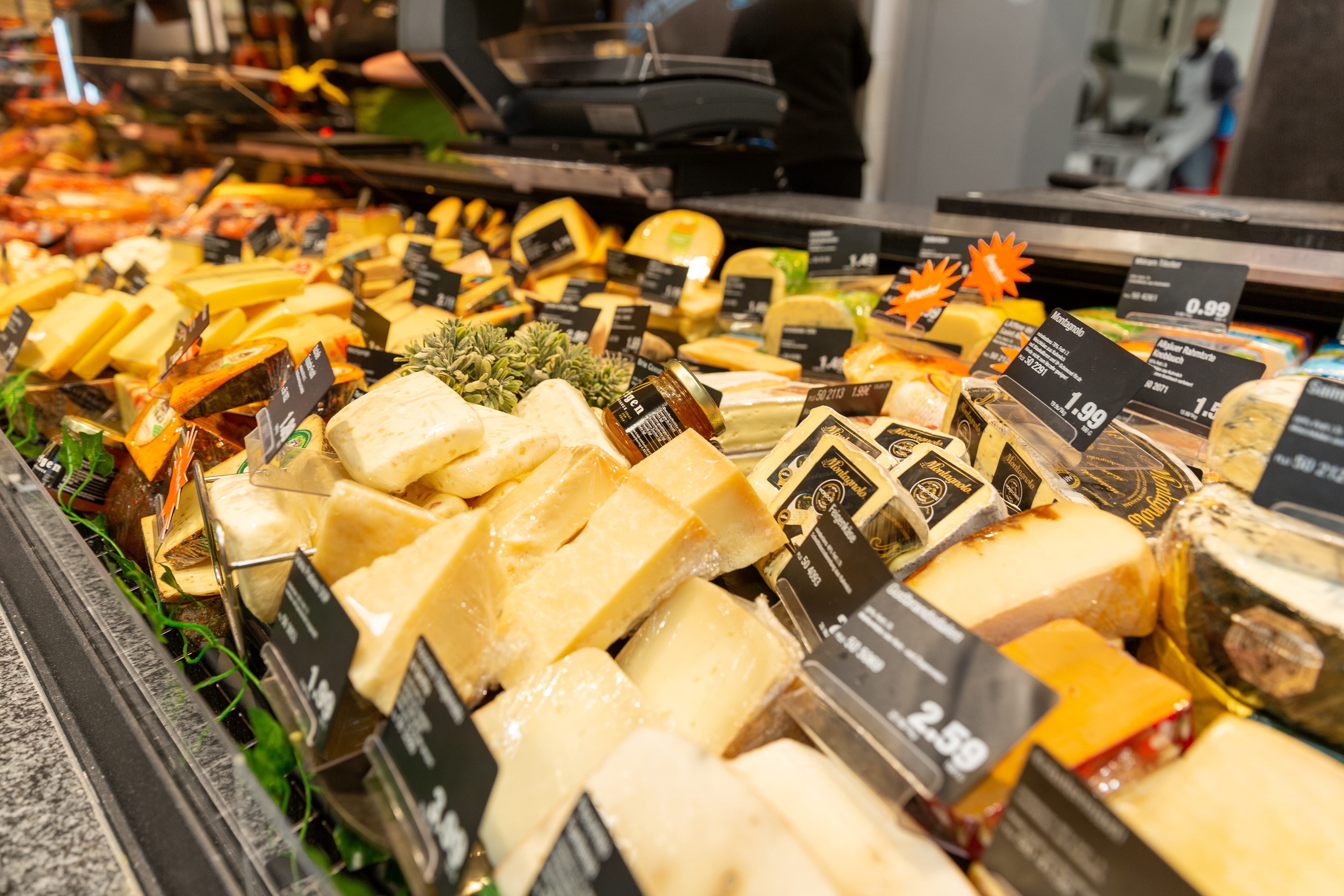 Die Käsetheke eines Edeka-Marktes.