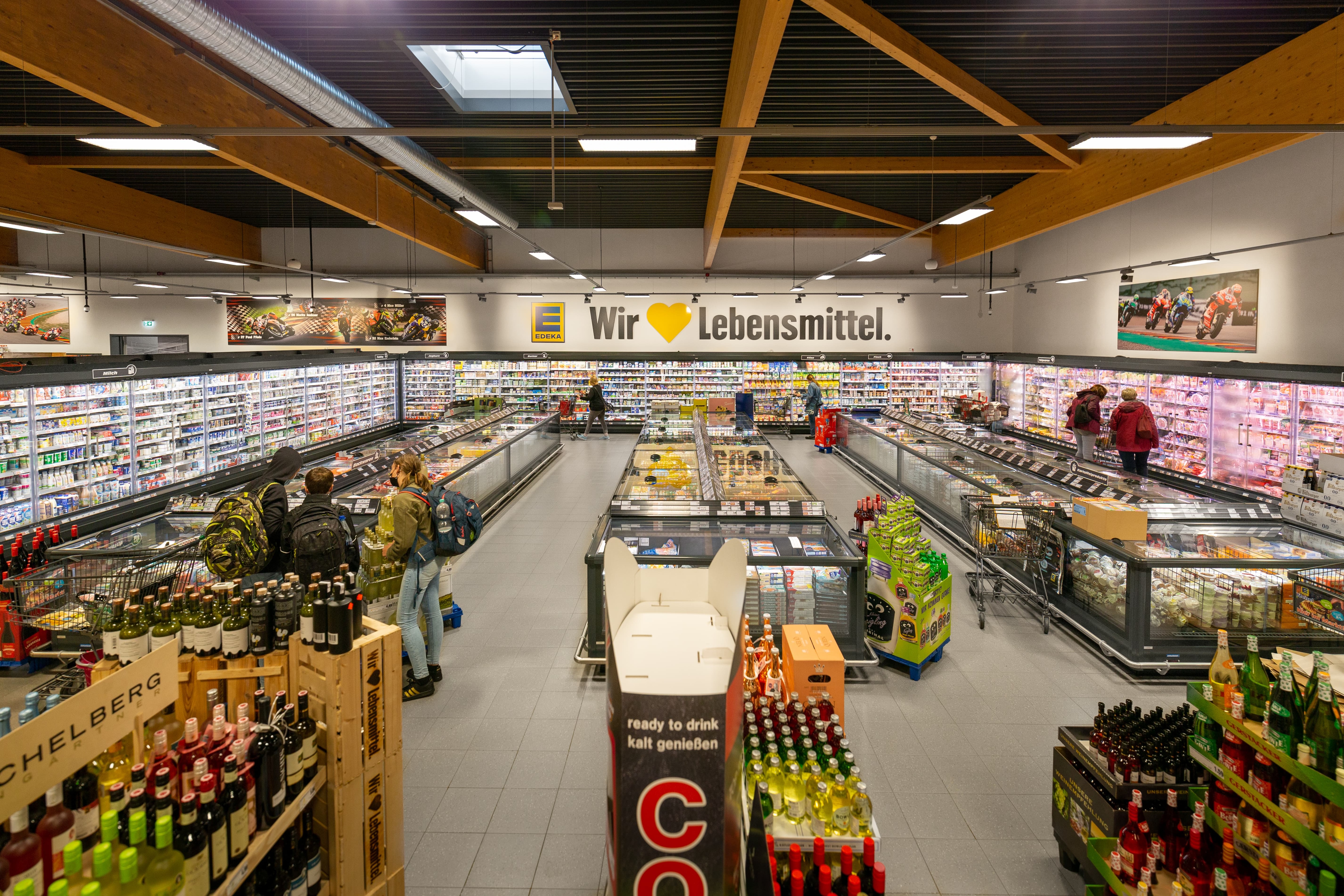 Die Kühl- und Tiefkühlabteilung eines Edeka-Marktes in der Totalen.