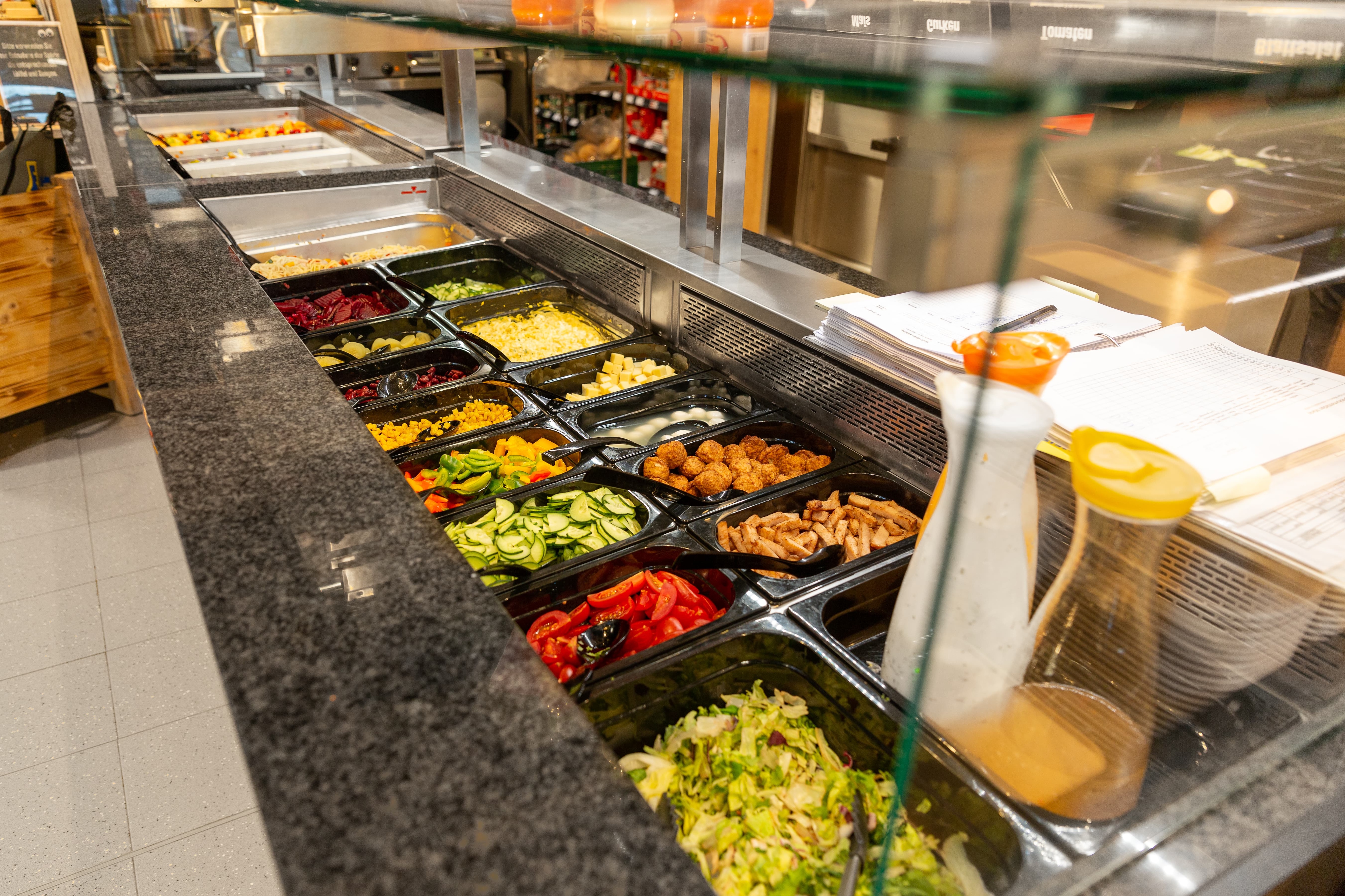 Die Salatbar eines Edeka-Marktes.