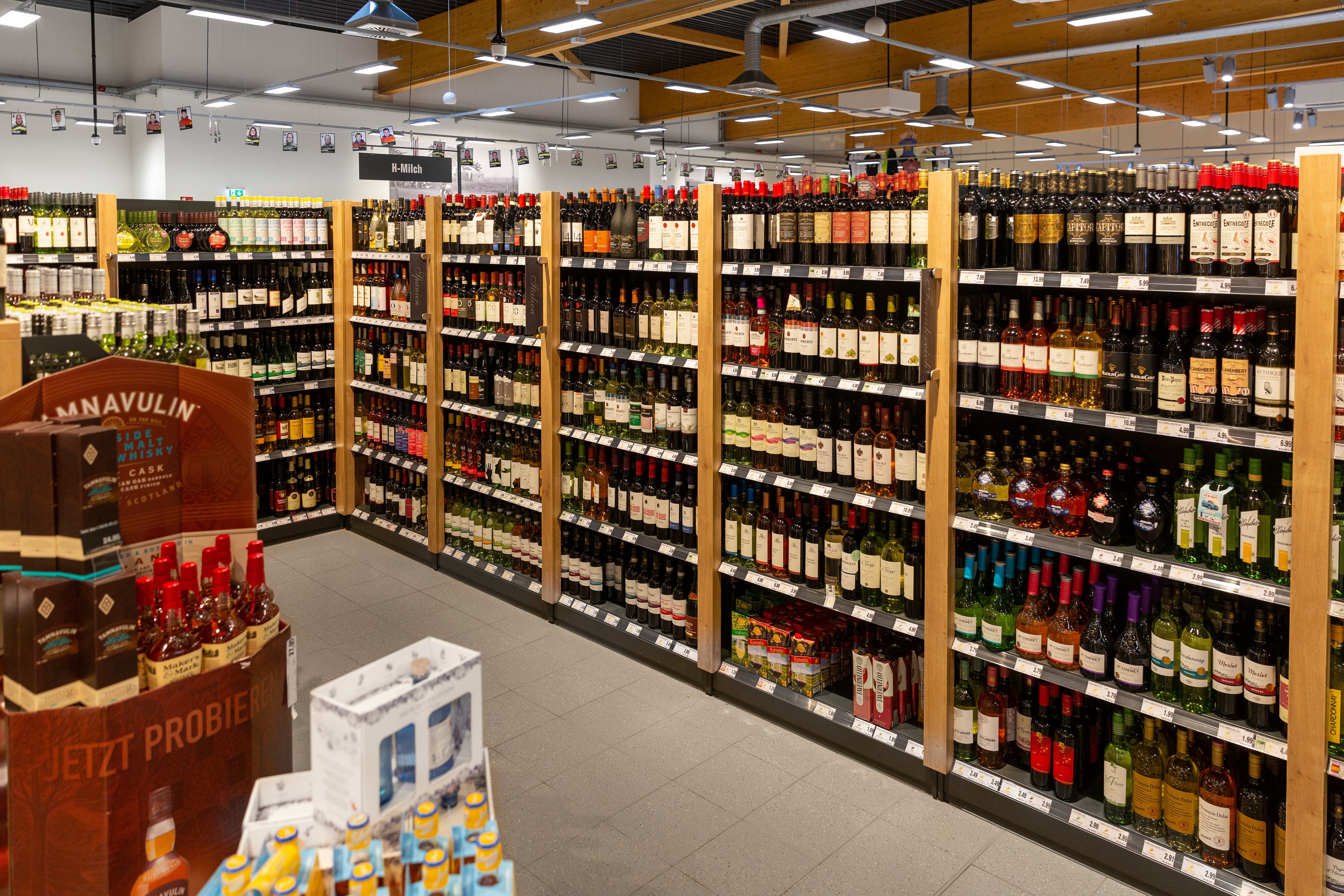 Die Weinabteilung eines Edeka-Marktes.