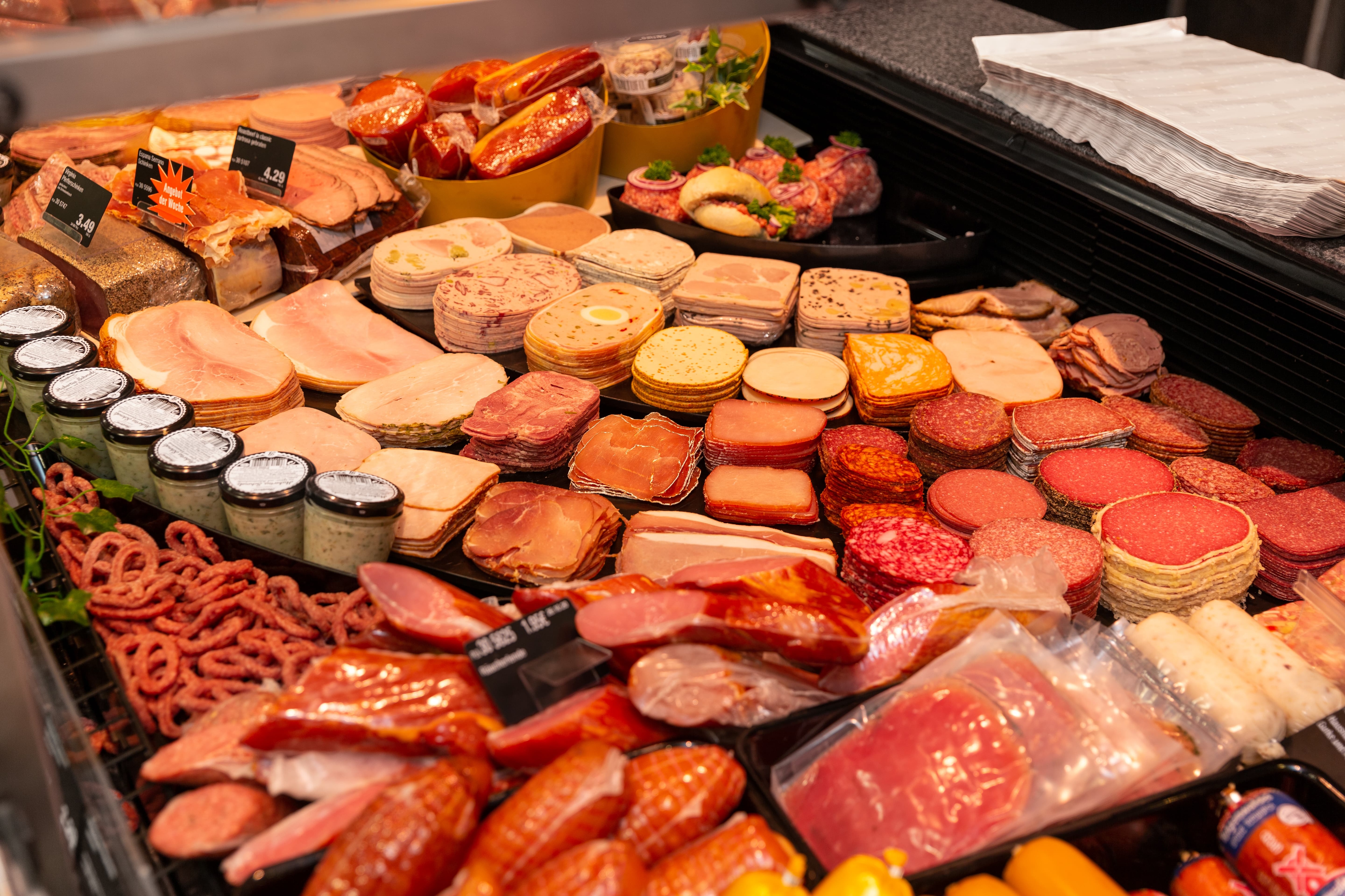 Die Wursttheke eines Edeka-Marktes.