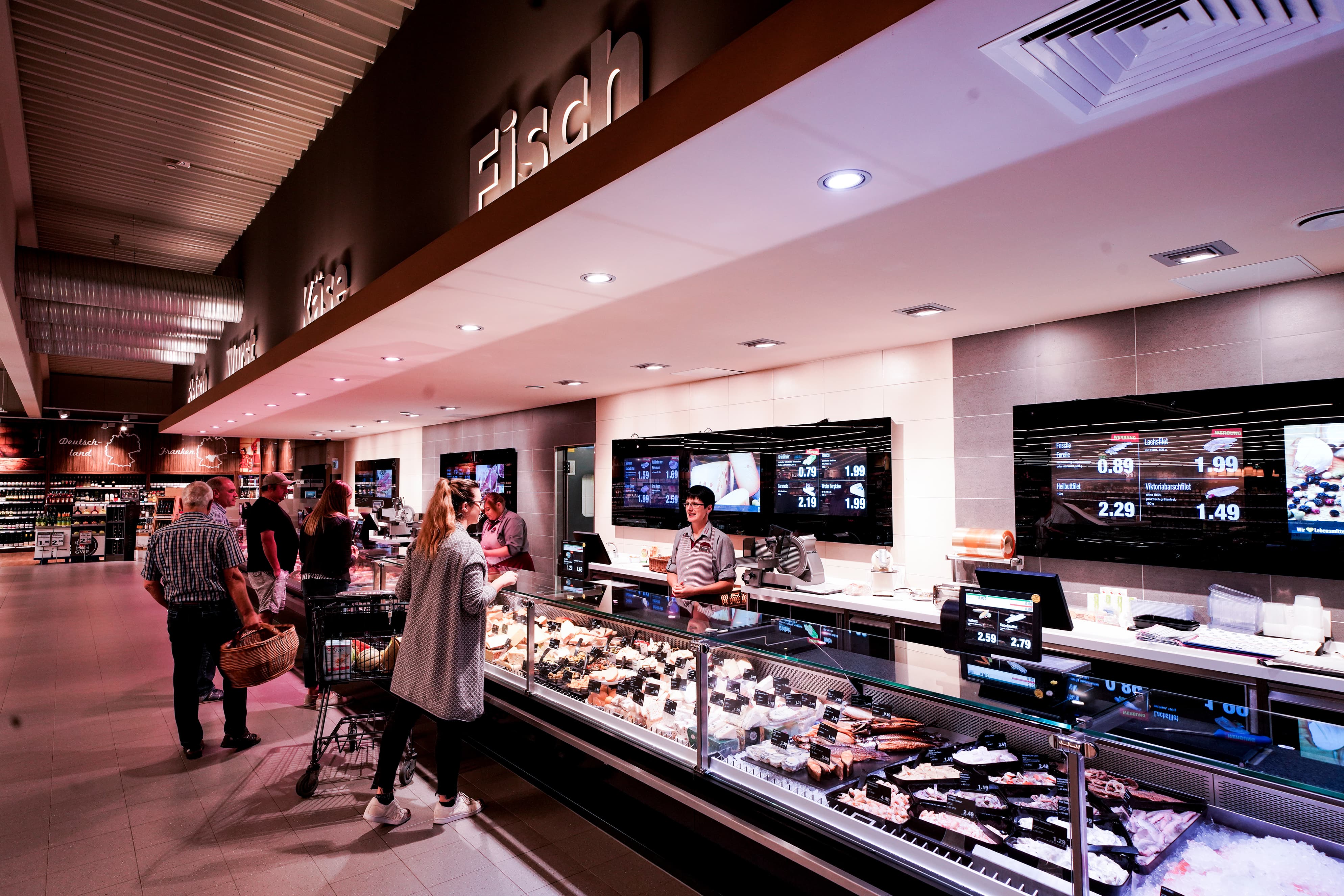 Die Bedientheke eines EDEKA-Markts, modern und hell erleuchtet.