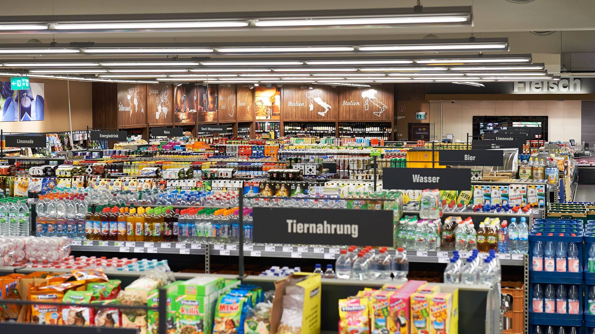 Getränkeabteilung mit verschiedenen Getränkesorten.