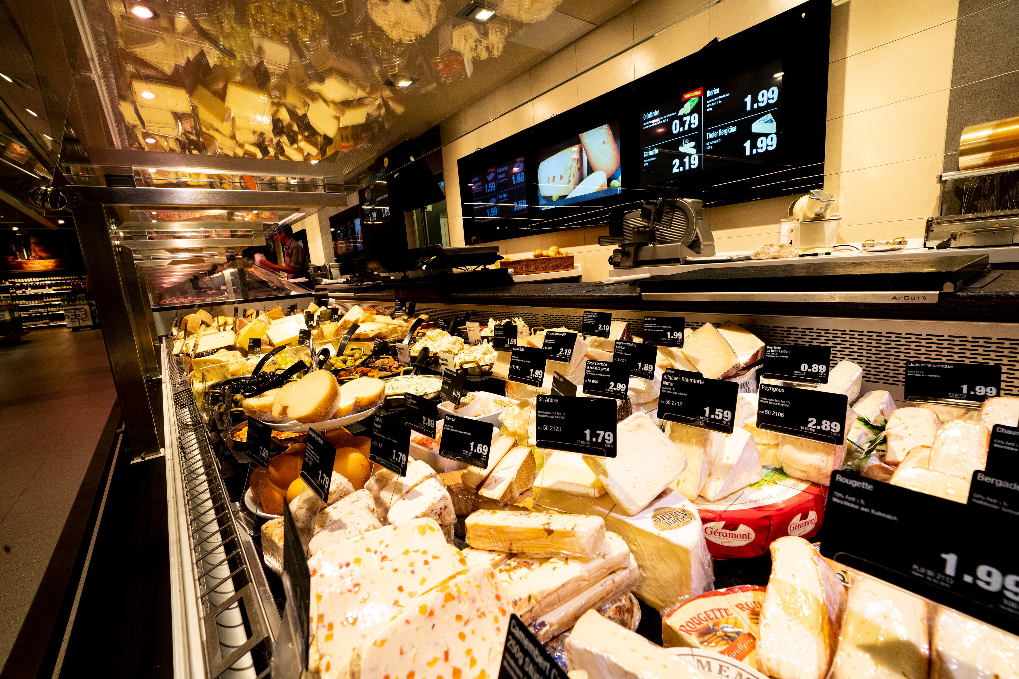 Die Käseabteilung der Bedientheke eines EDKA-Markts.