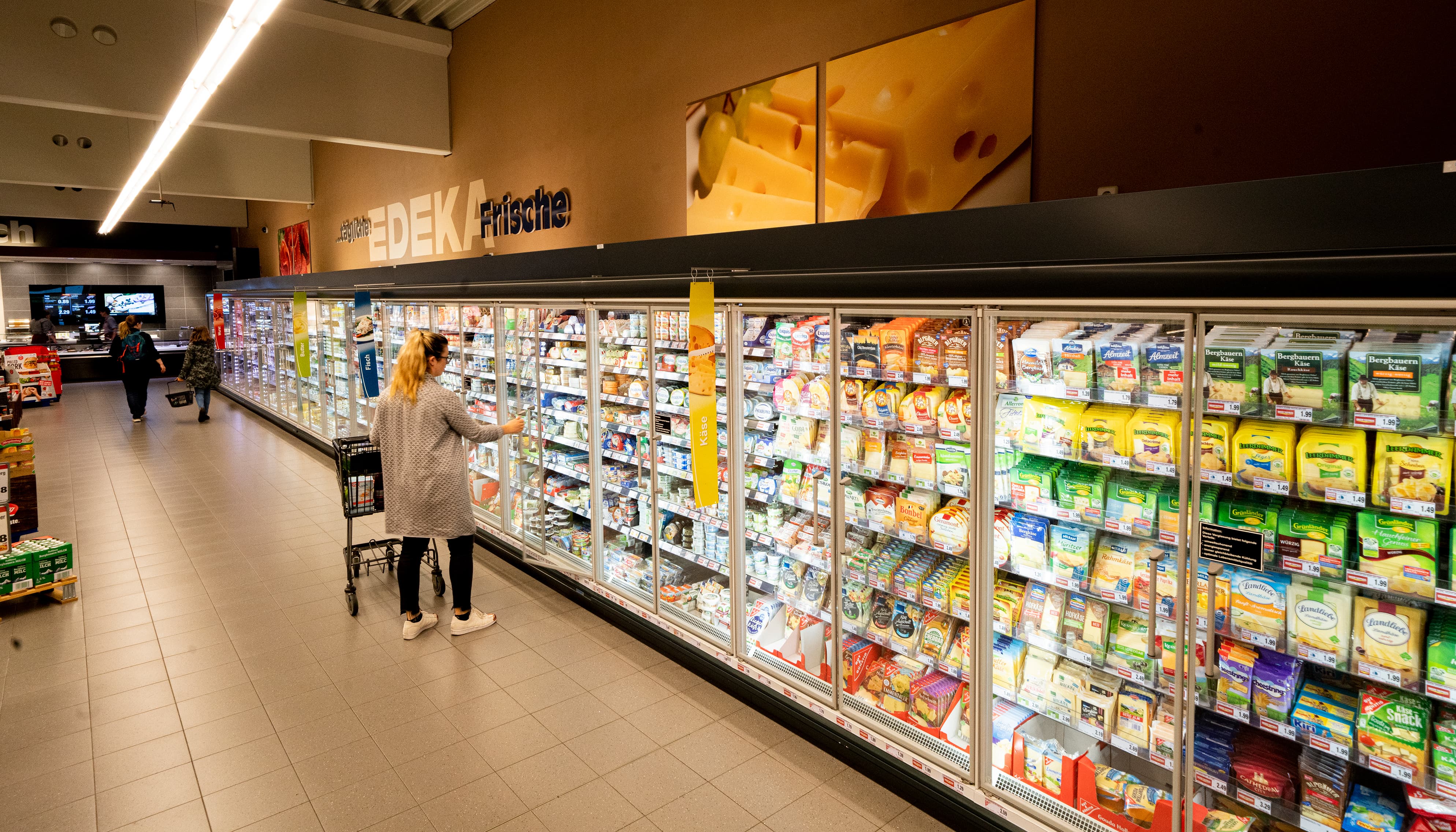 Kühlschränke mit Molkereiprodukten in einem EDEKA-Markt.