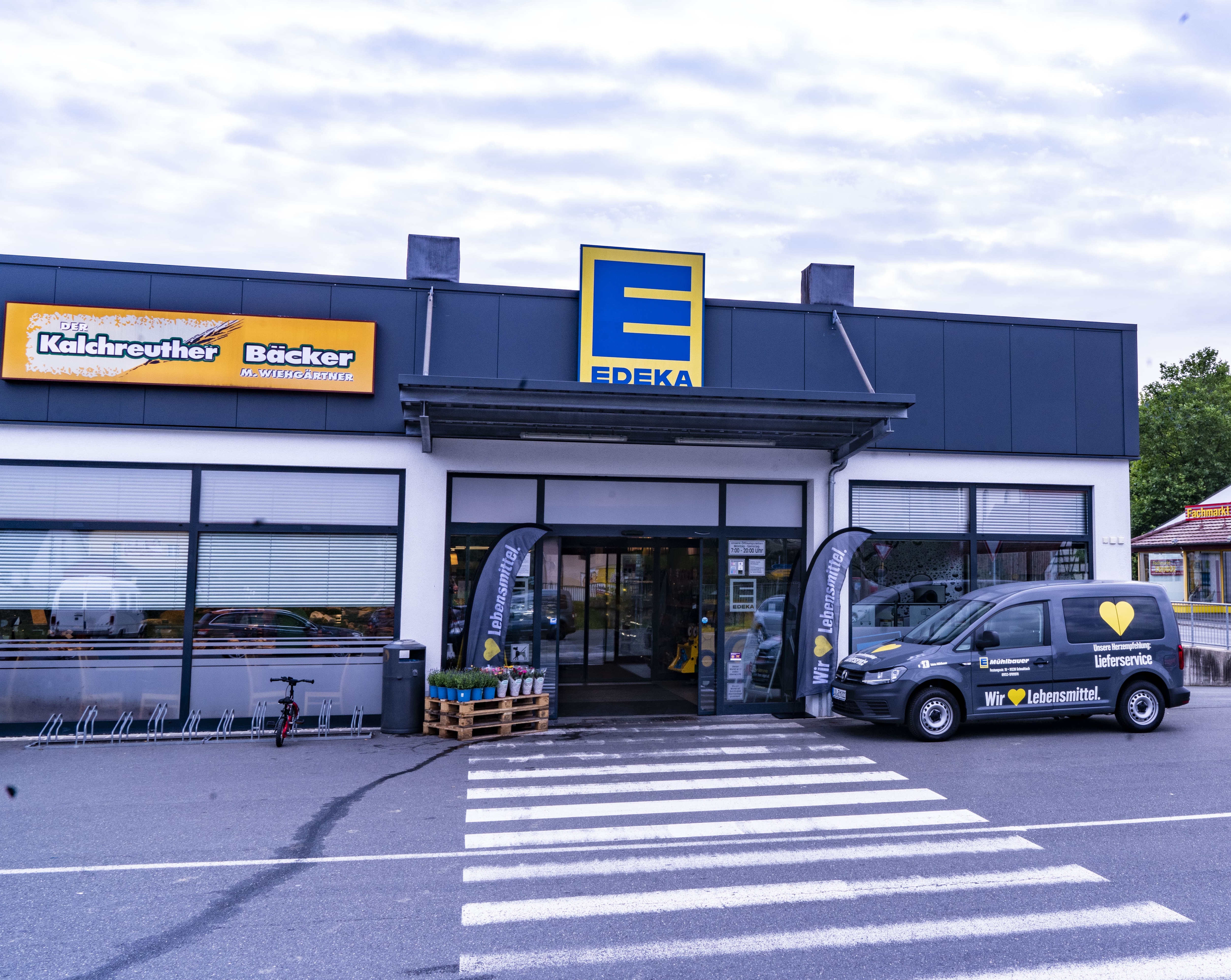 Front des Markts, mit dem Schriftzug EDEKA über dem Eingang.