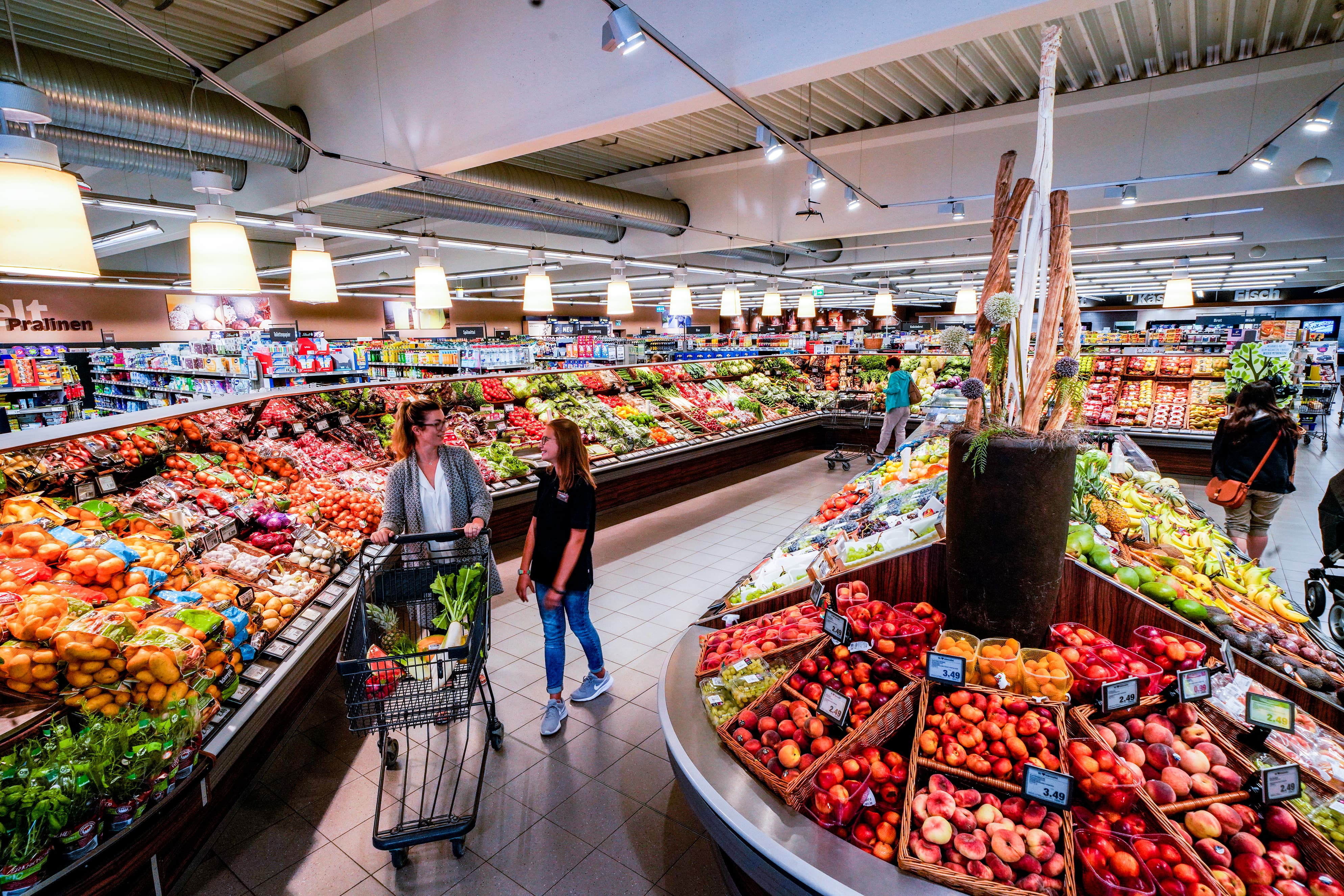 Die Obst- und Gemüseabteilung eines EDEKA-Markts.