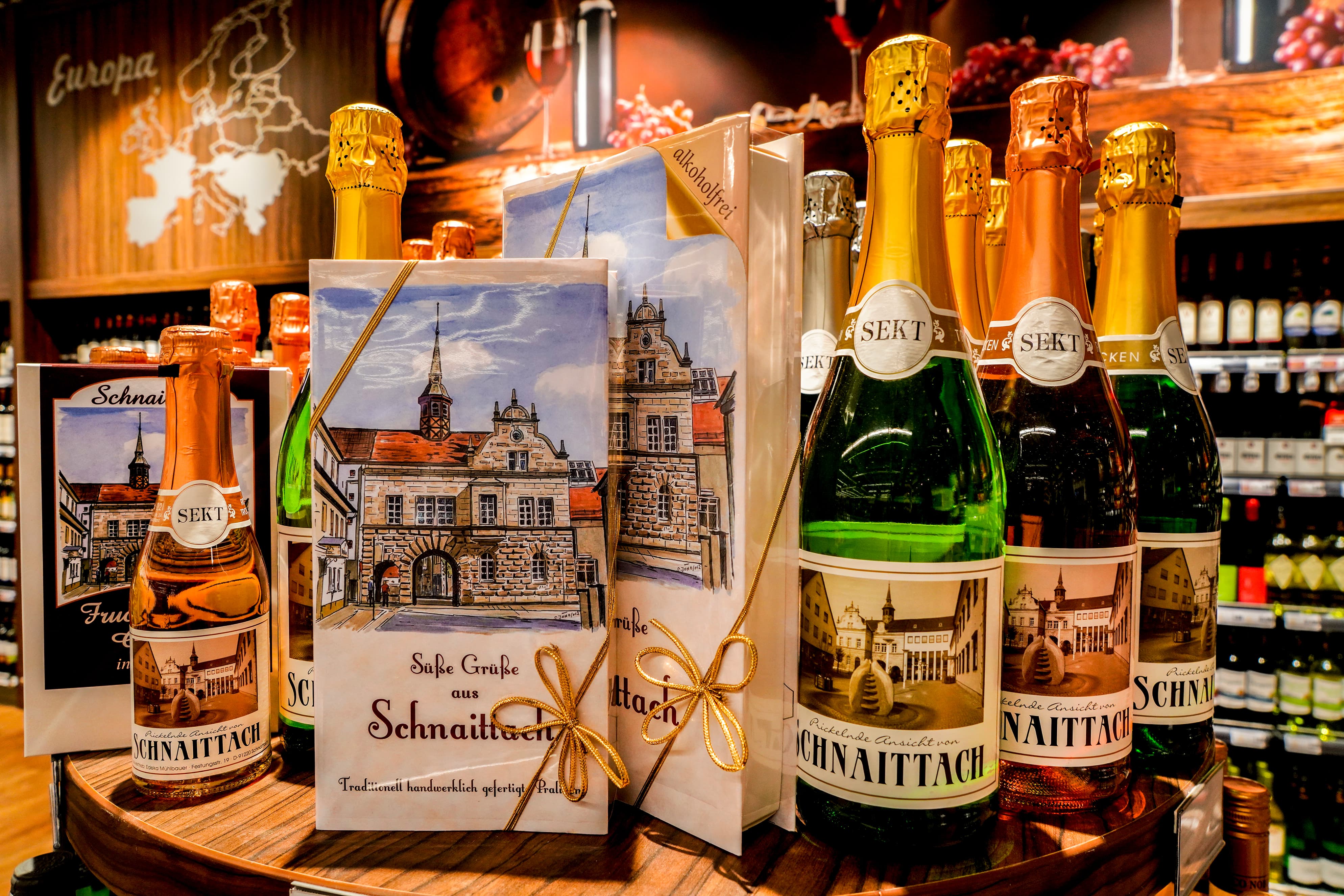 Regionale Sekte und Grußkarten stehen auf einem Fass.