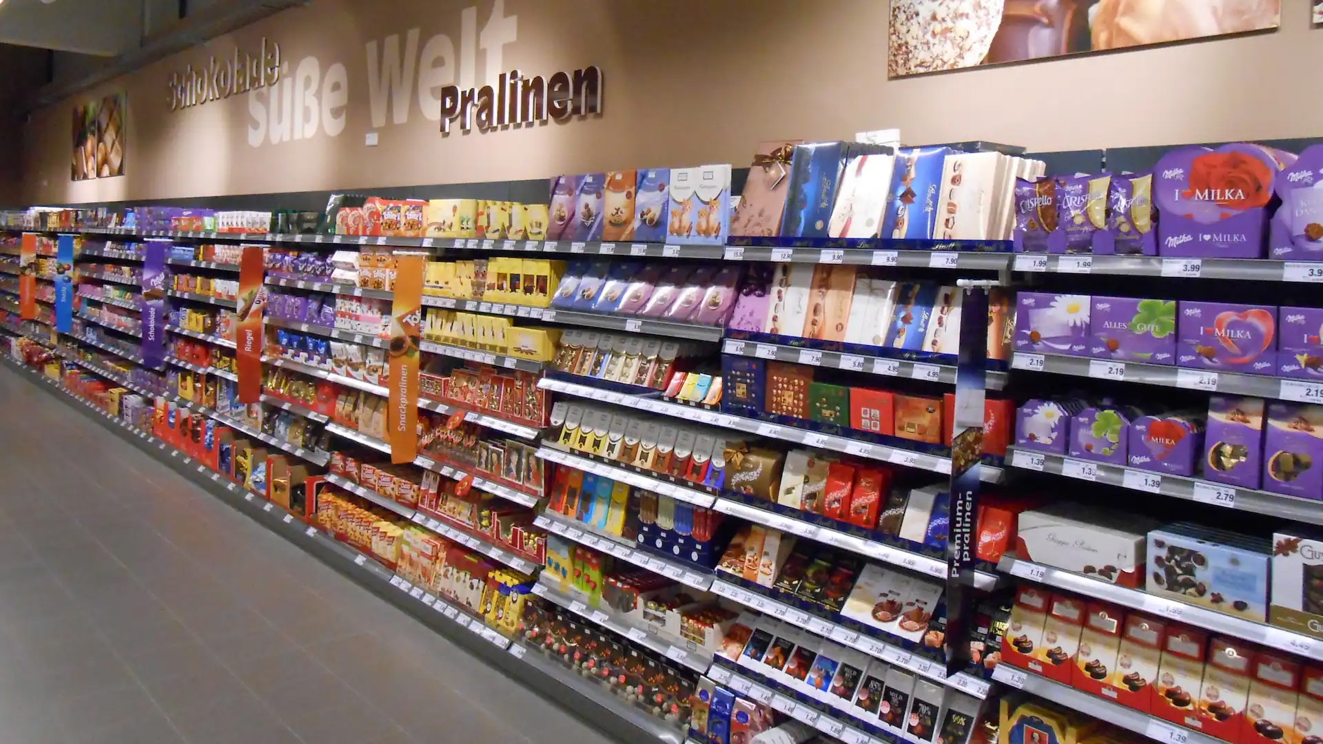Regale mit verschiedenen Süßwaren.