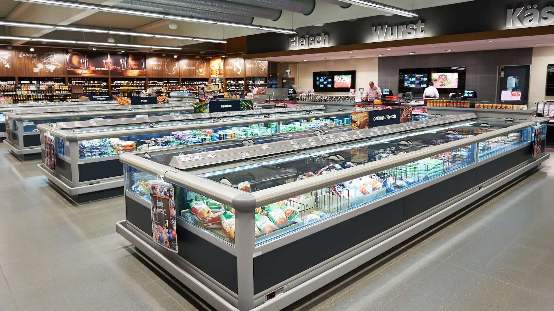 3 lange Tiefkühltruhen und dahinter bedindet sich die Frischetheke.