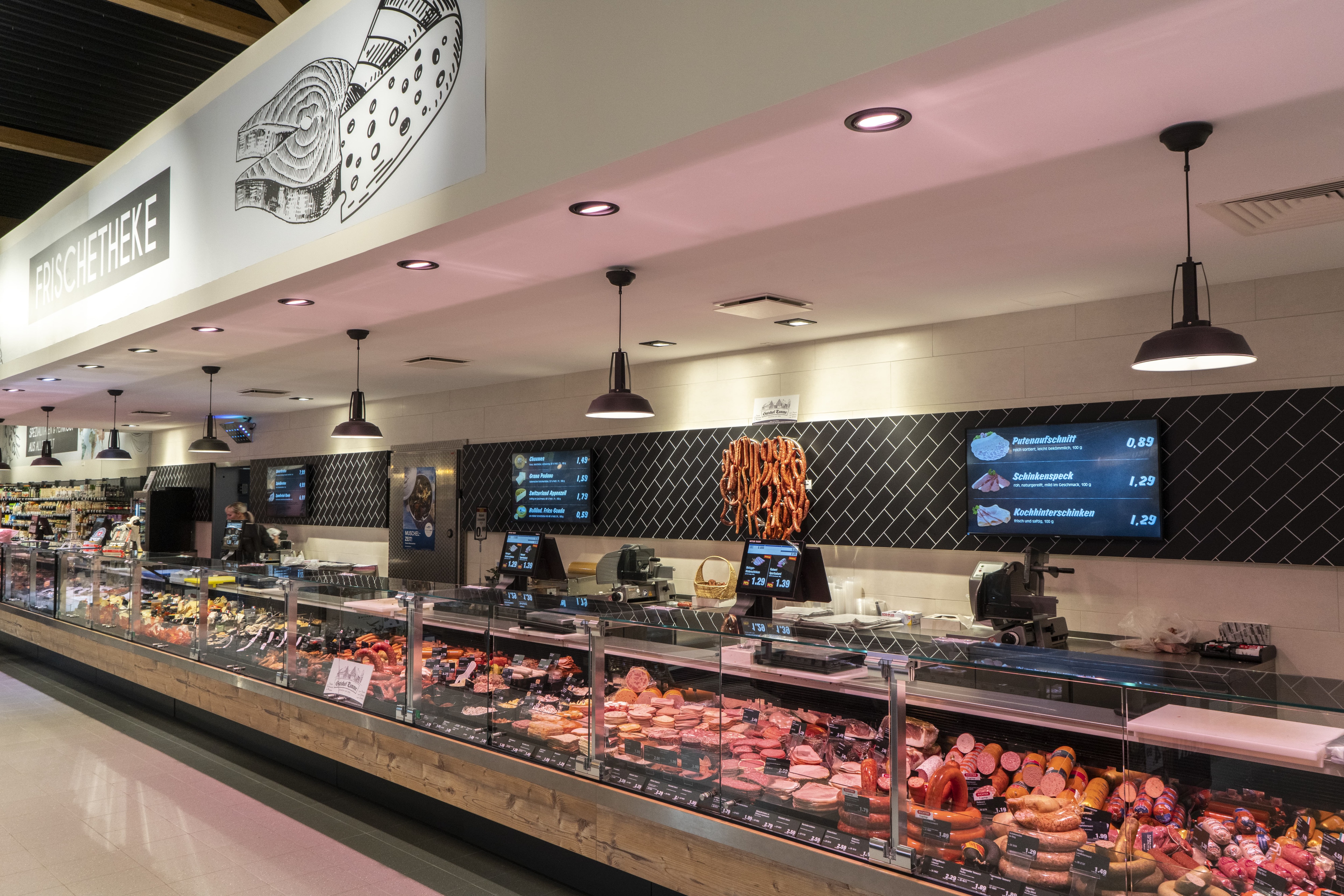 Die Bedientheke eines EDEKA-Markts.