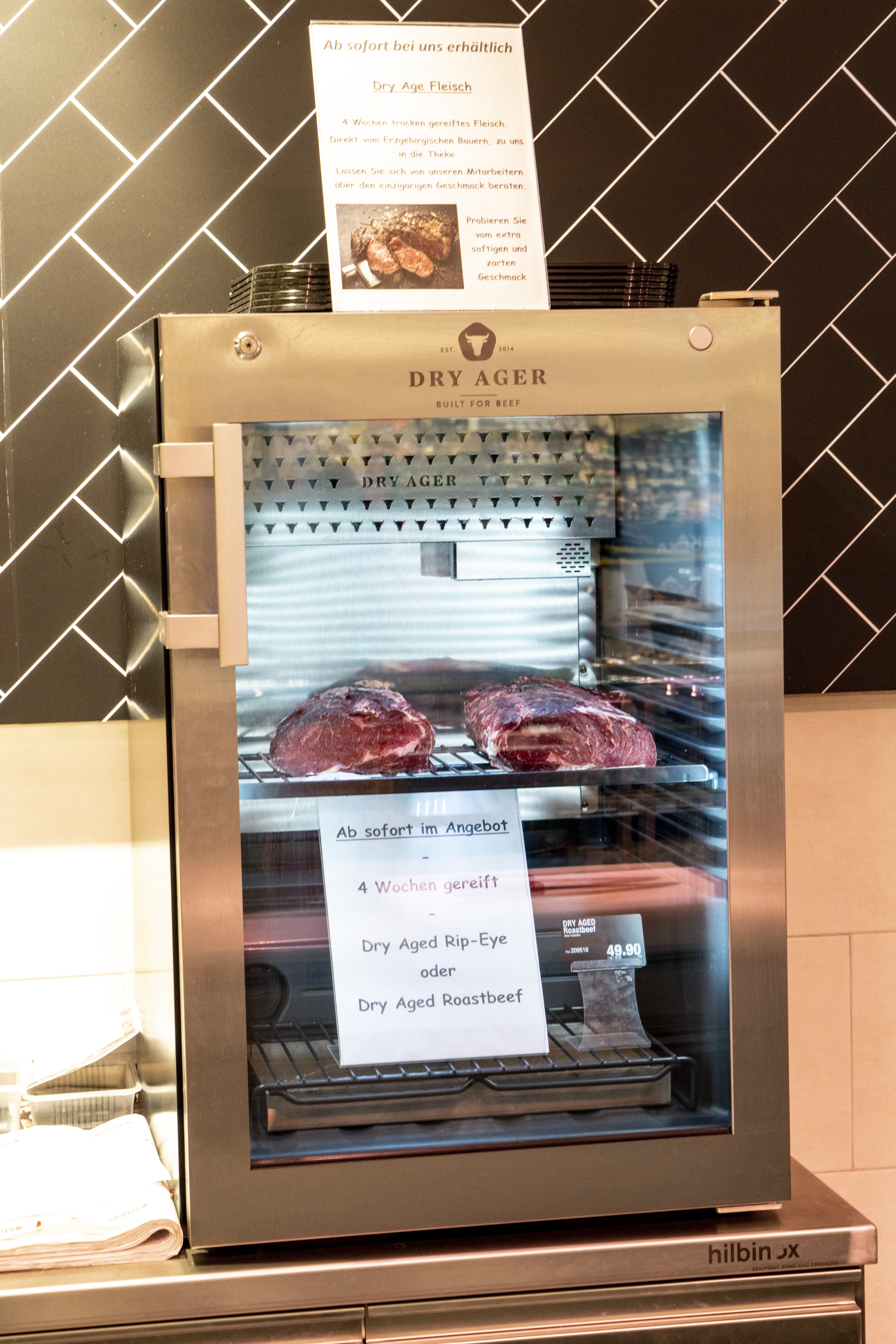Ein Metallschrank mit Dry Aged-Fleisch.