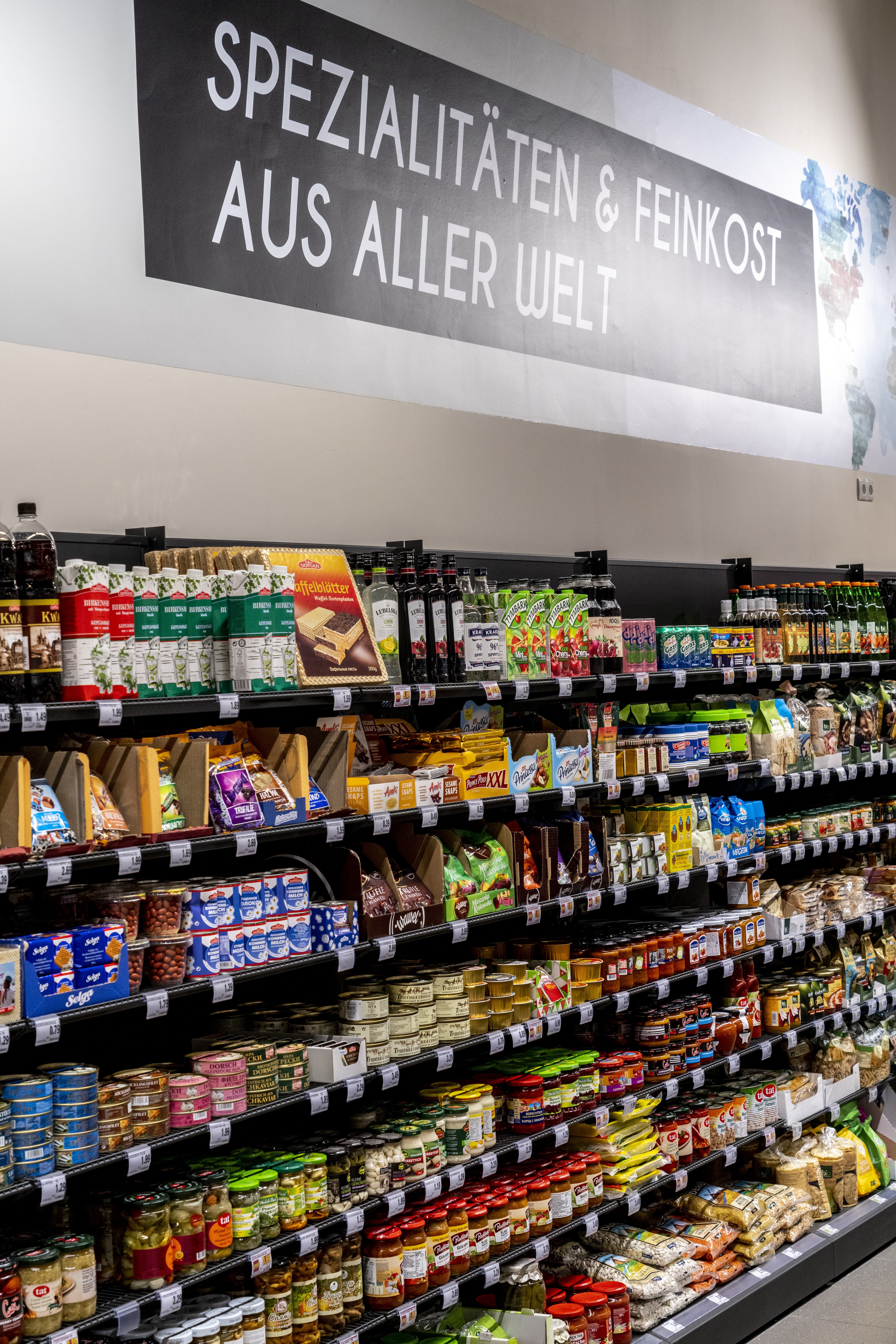 Regale voller internationaler Feinkost.