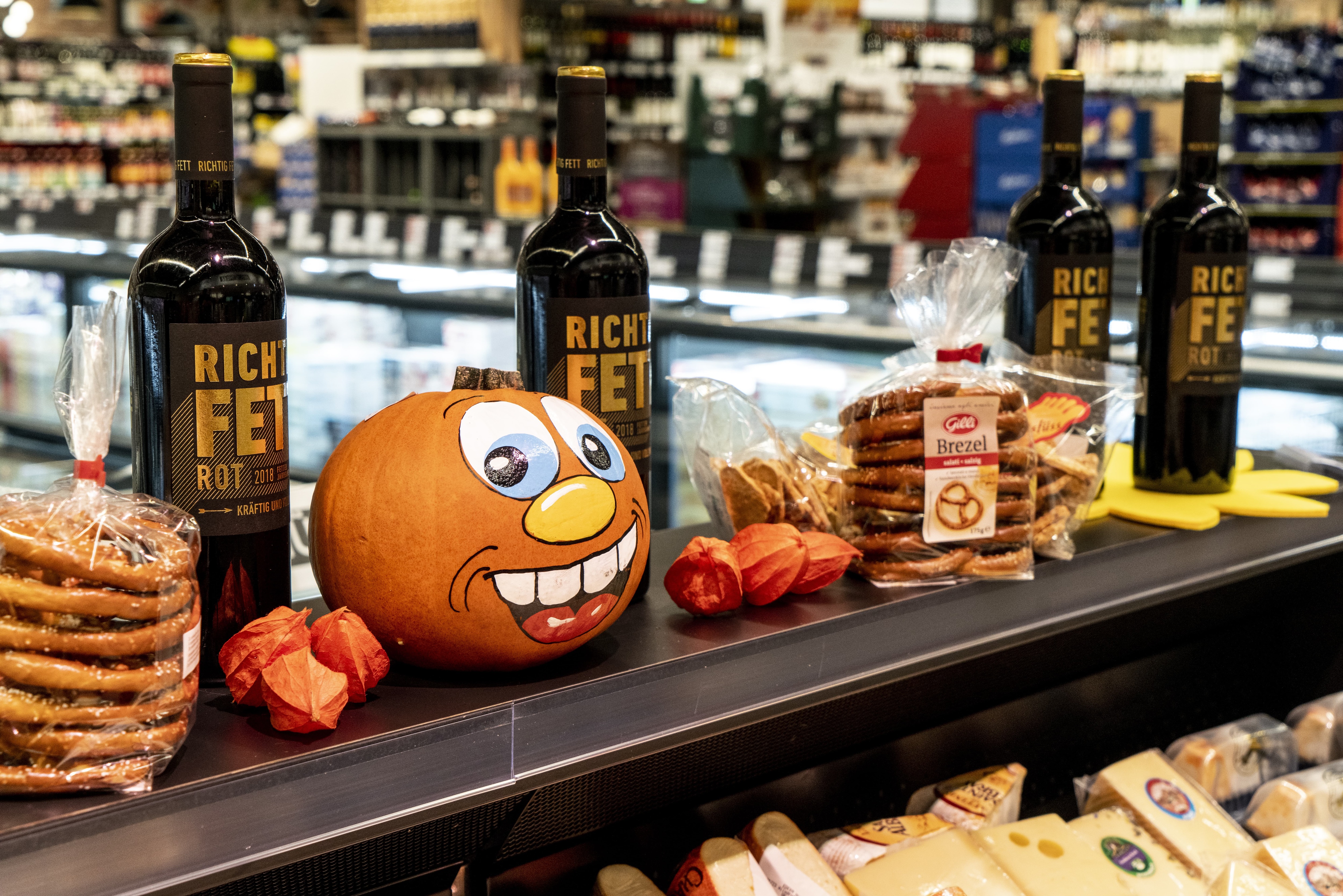 Herbstliche Dekoration auf einem Regal in einem EDEKA-Markt.