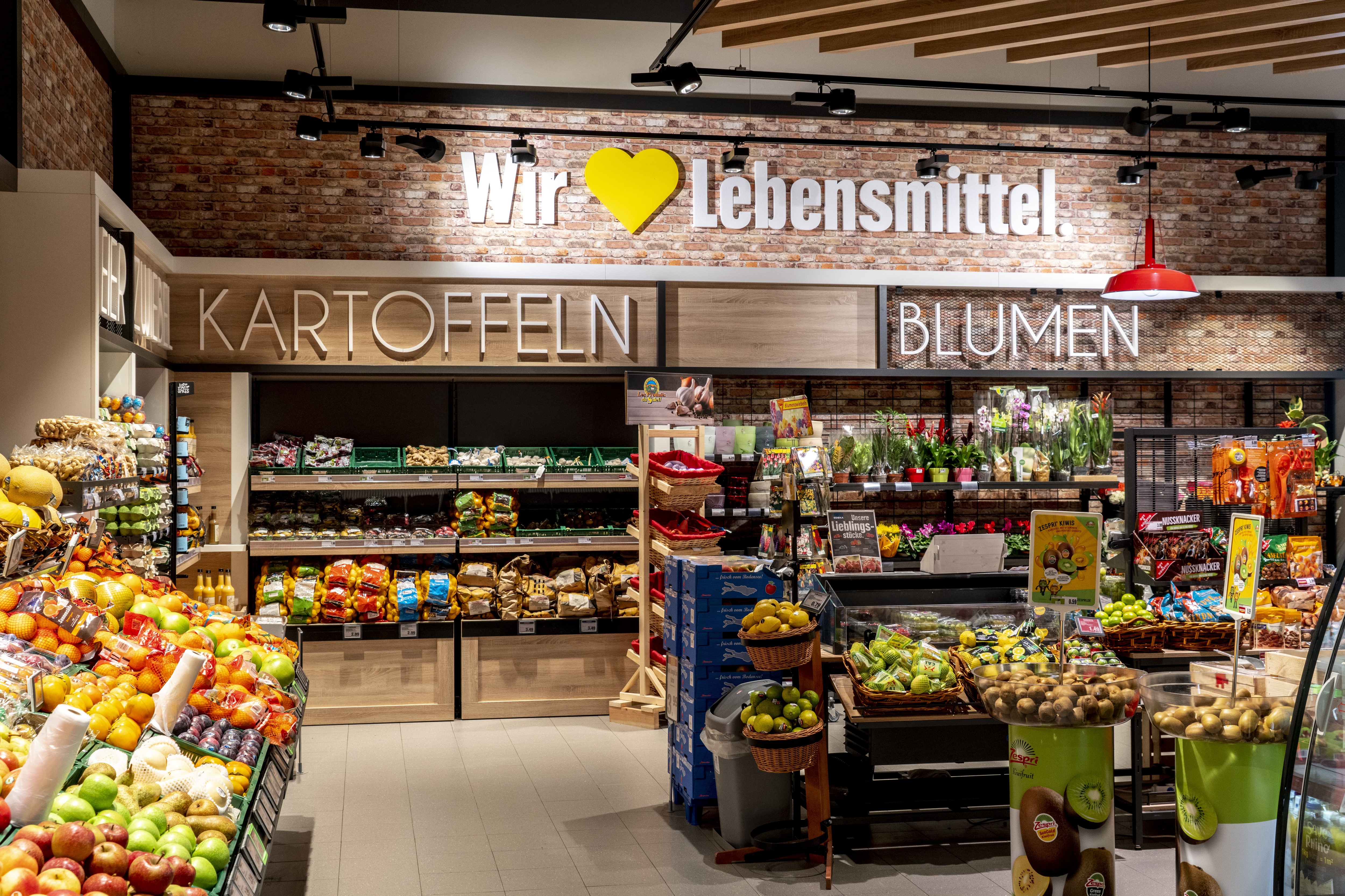 Die Obst- und Gemüseabteilung eines EDEKA-Markts, modern und hell.