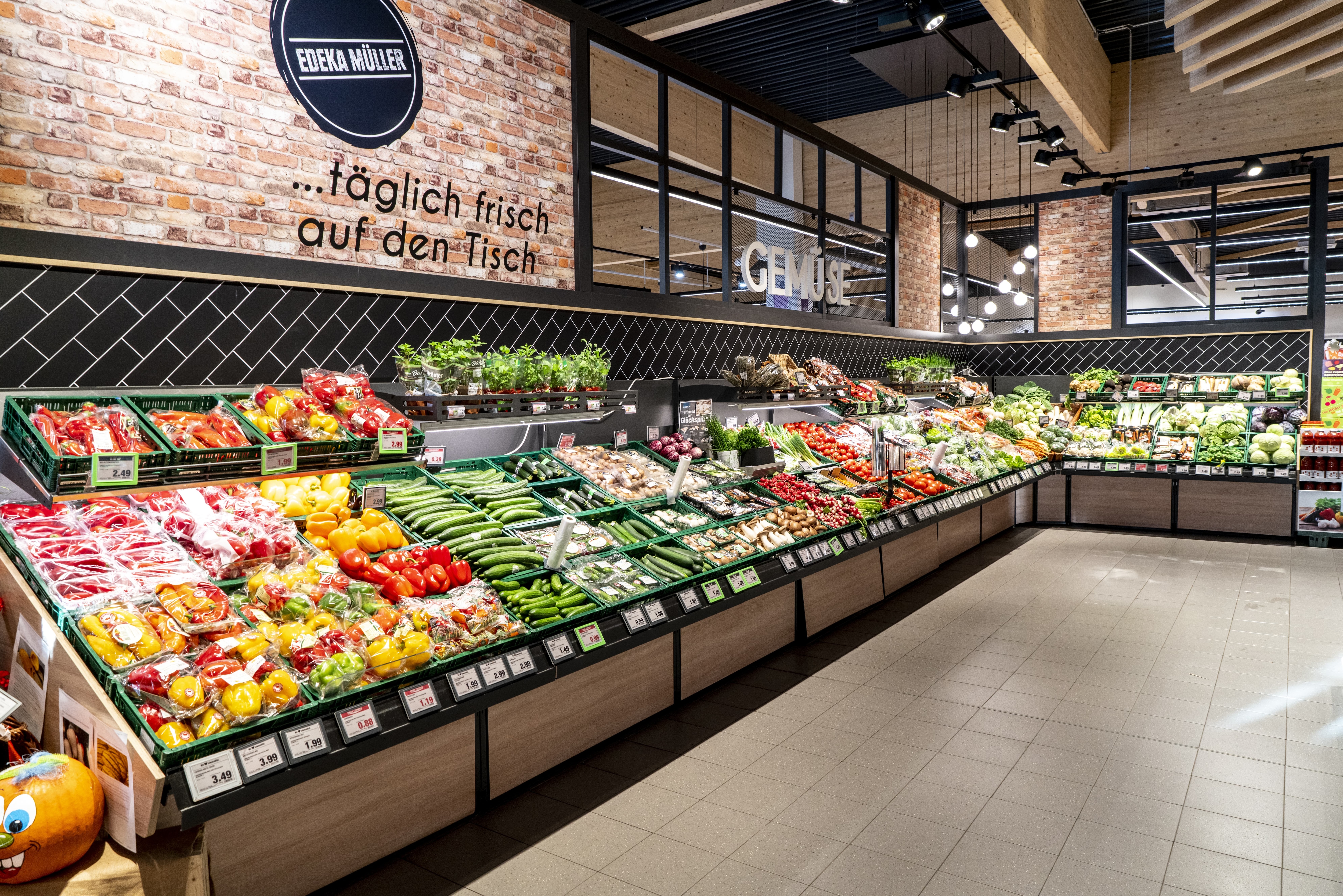 Die Obst- und Gemüseabteilung eines EDEKA-Markts.
