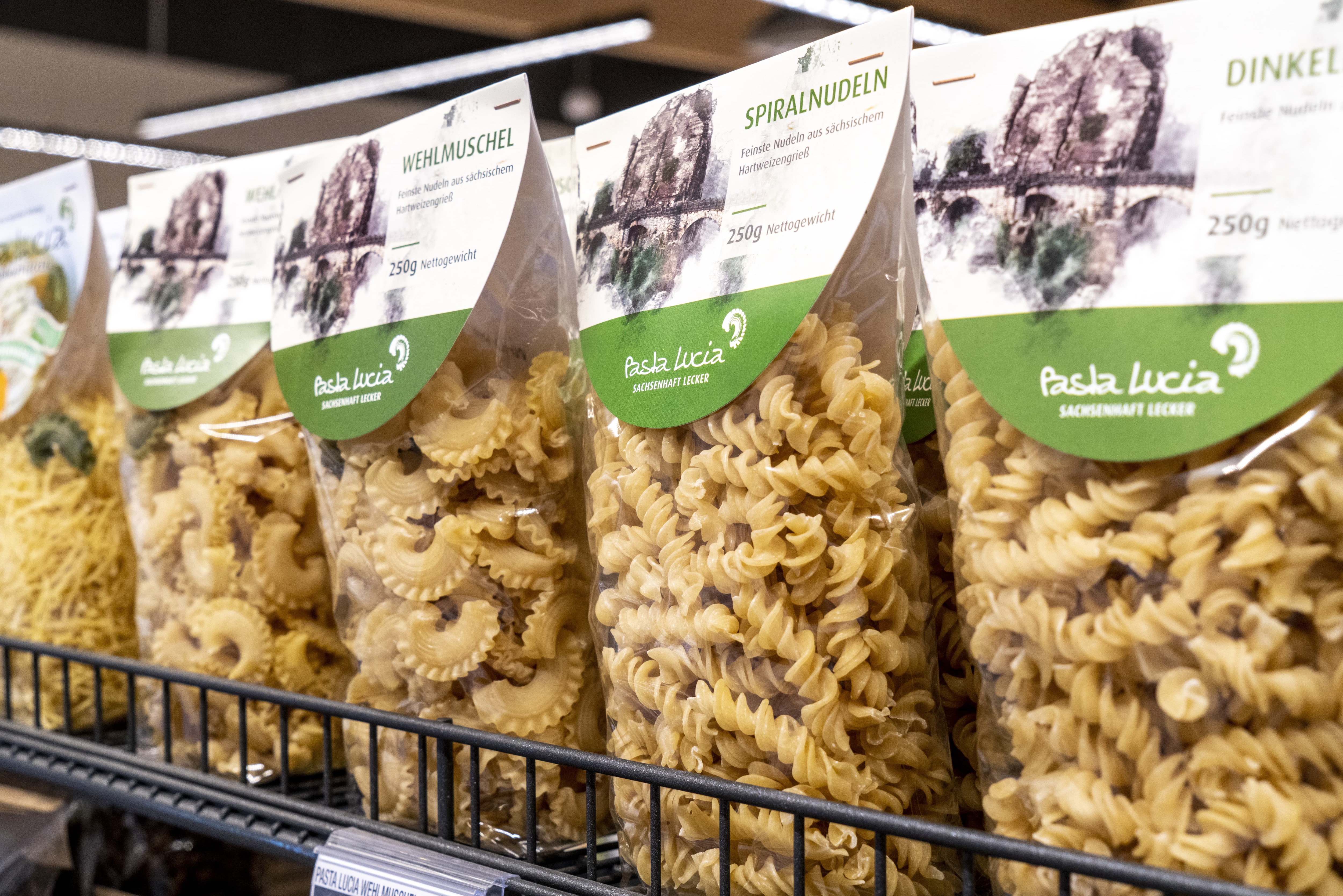 Close-Up von regionalen Nudeln in einem Regal.