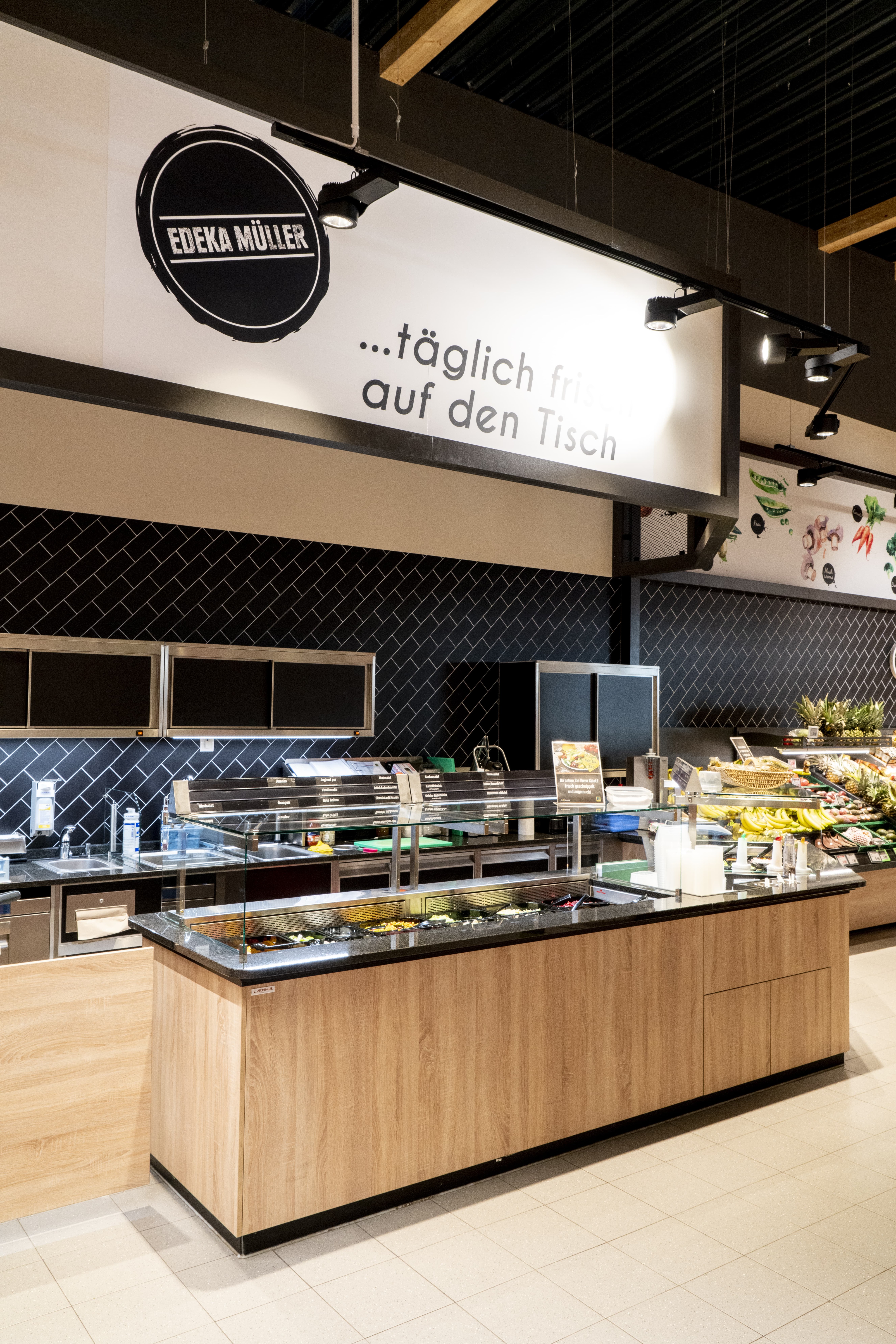 Die Salatbar in einem EDEKA-Markt, hell und modern.