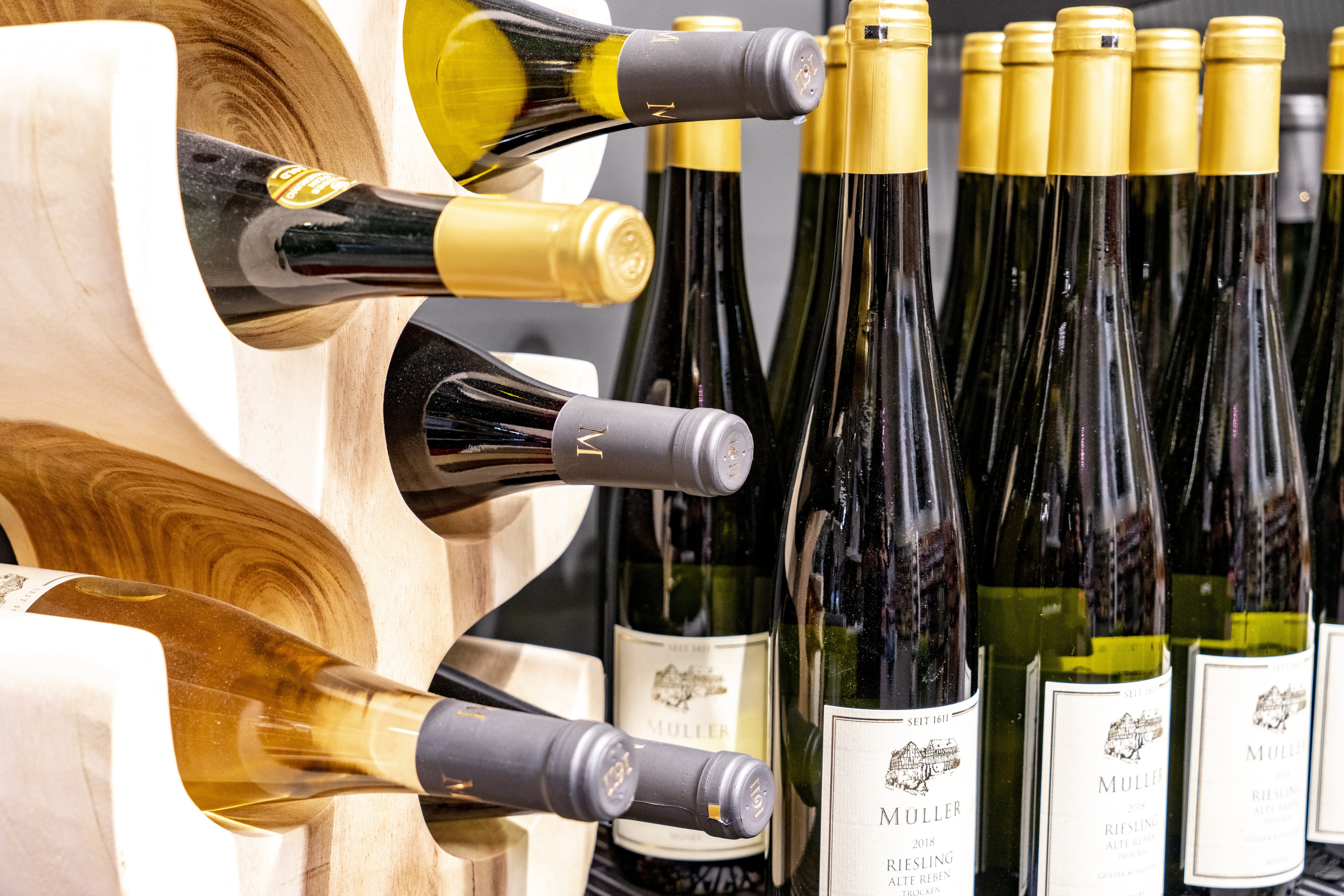 Close-Up einiger Weinflaschen.