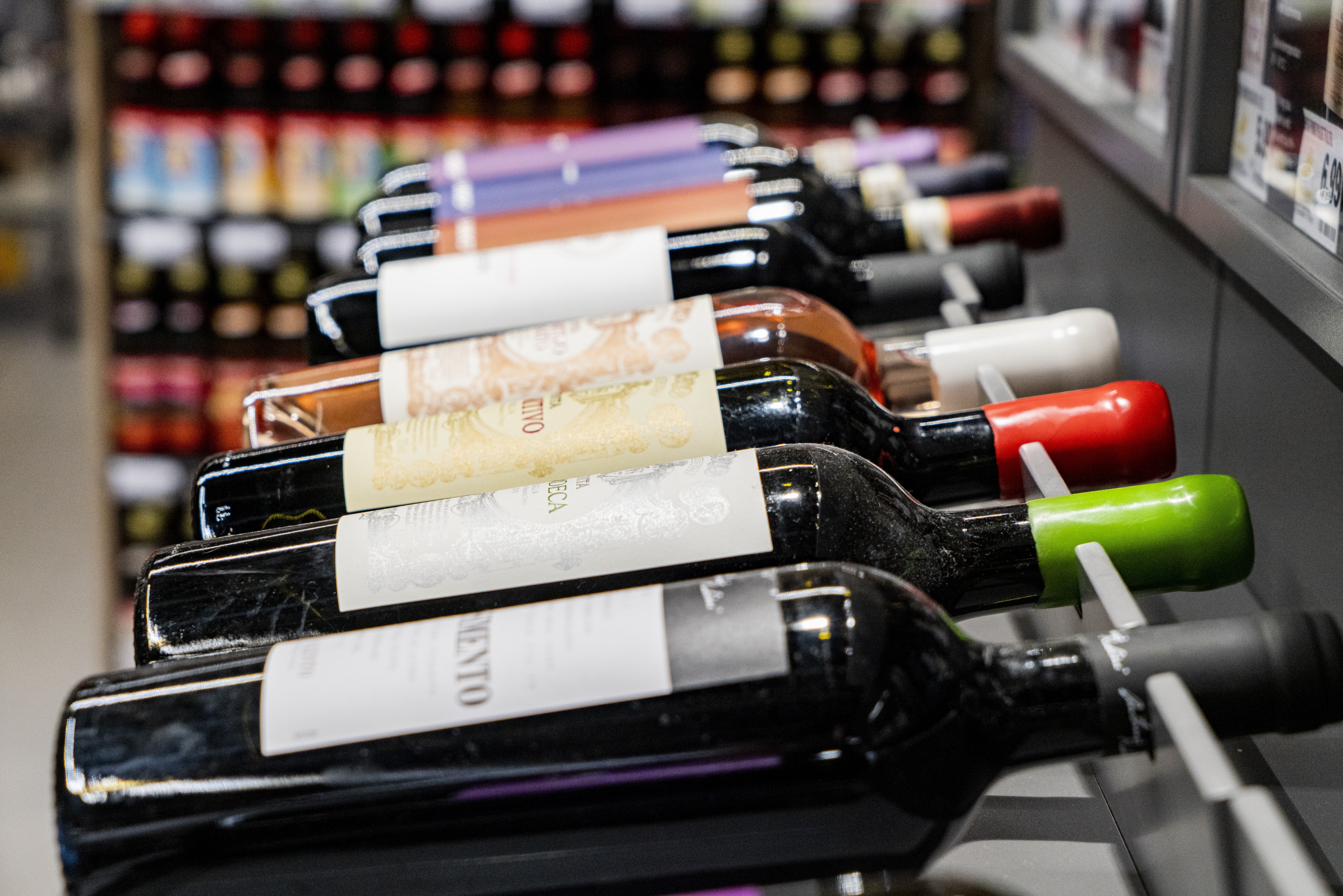 Liegende Weinflaschen in einem Regal.