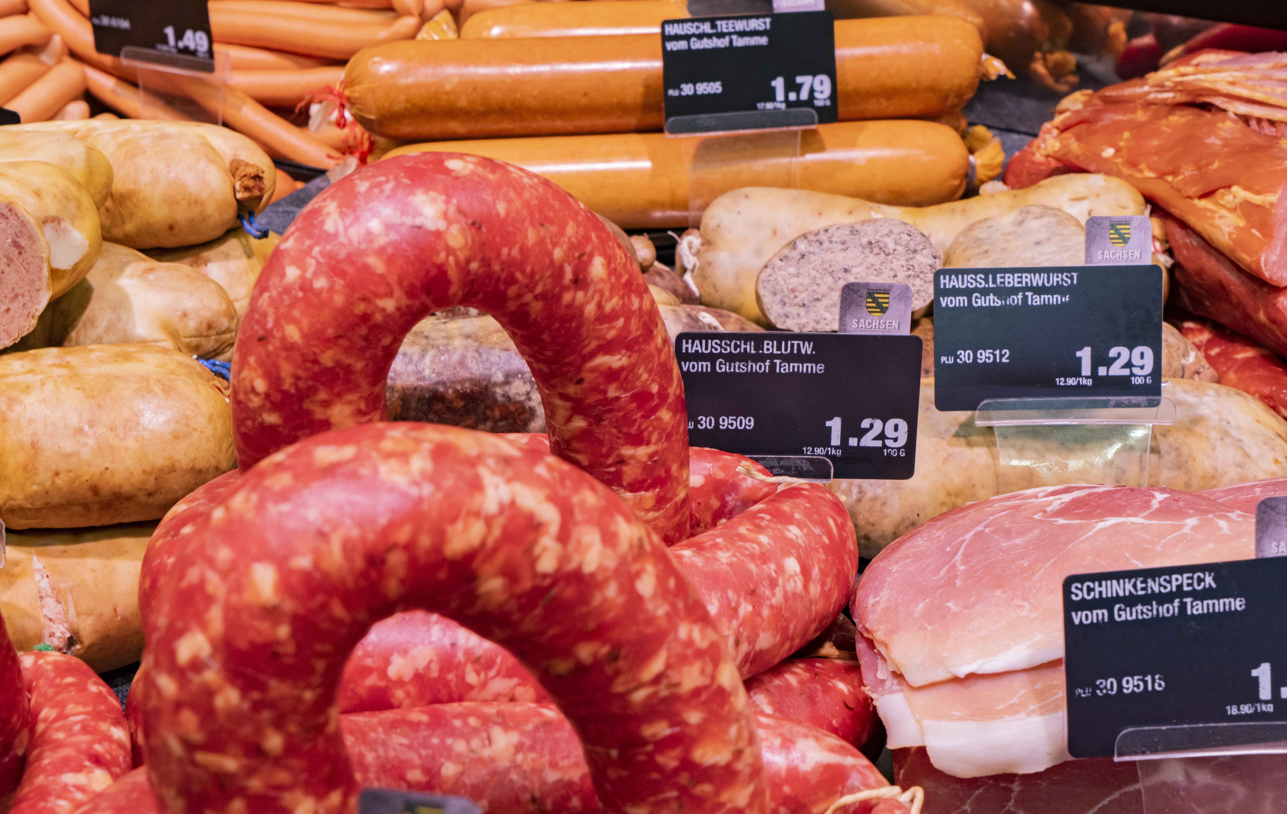 Wurst- und Aufschnittauslage mit unterschiedlichen Produkten, im Vordergrund Salami.